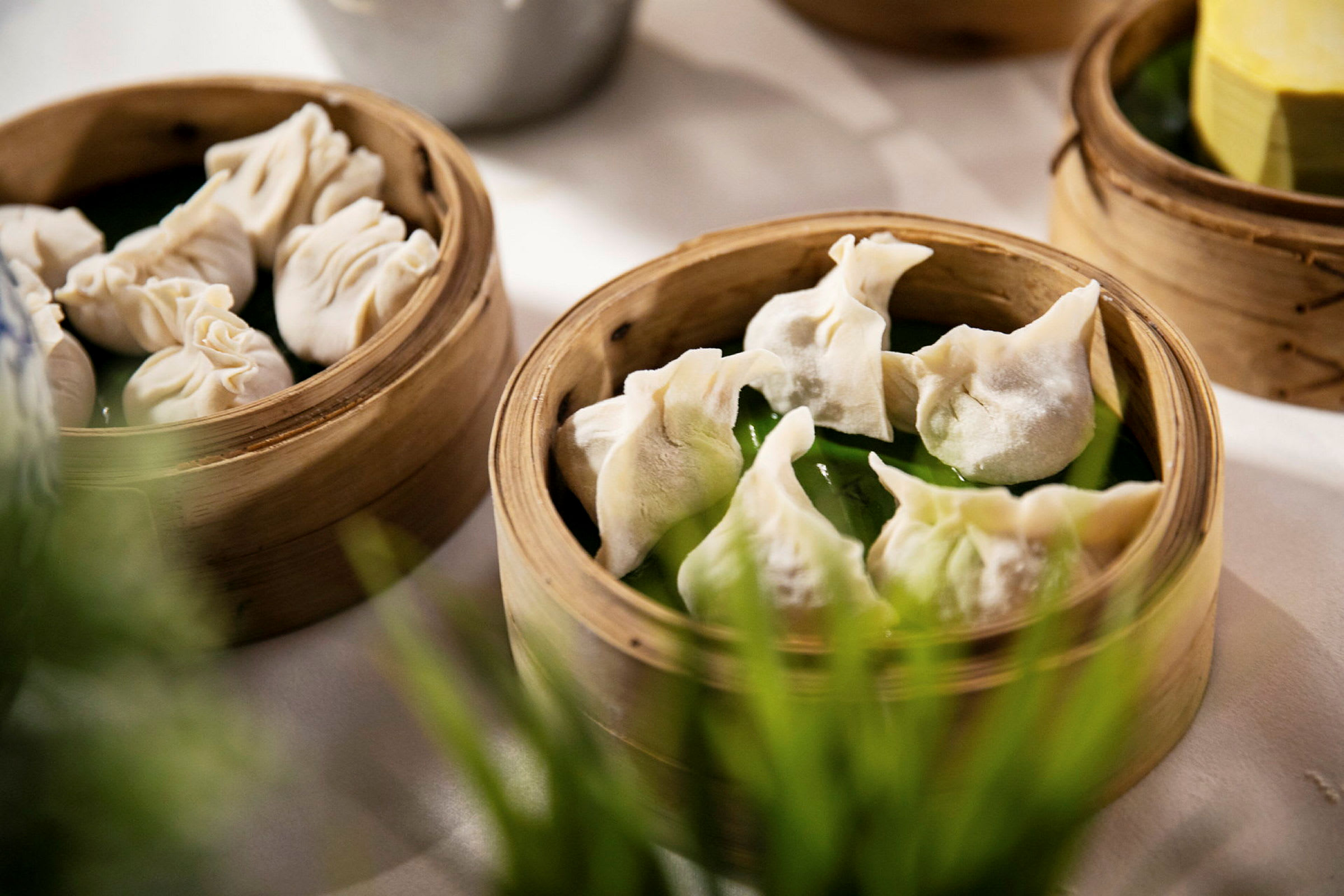 Ferske dumplings i en dampkokingskurv. (AI-generert tekst)