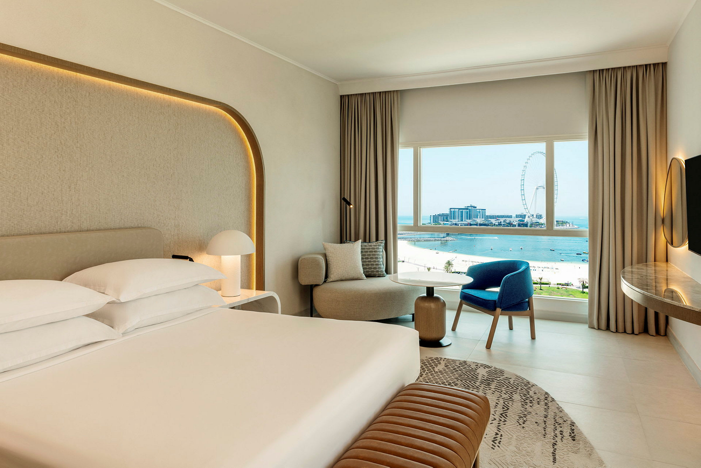 Hotellrom med utsikt mot havet og et pariserhjul. (AI-generert tekst)