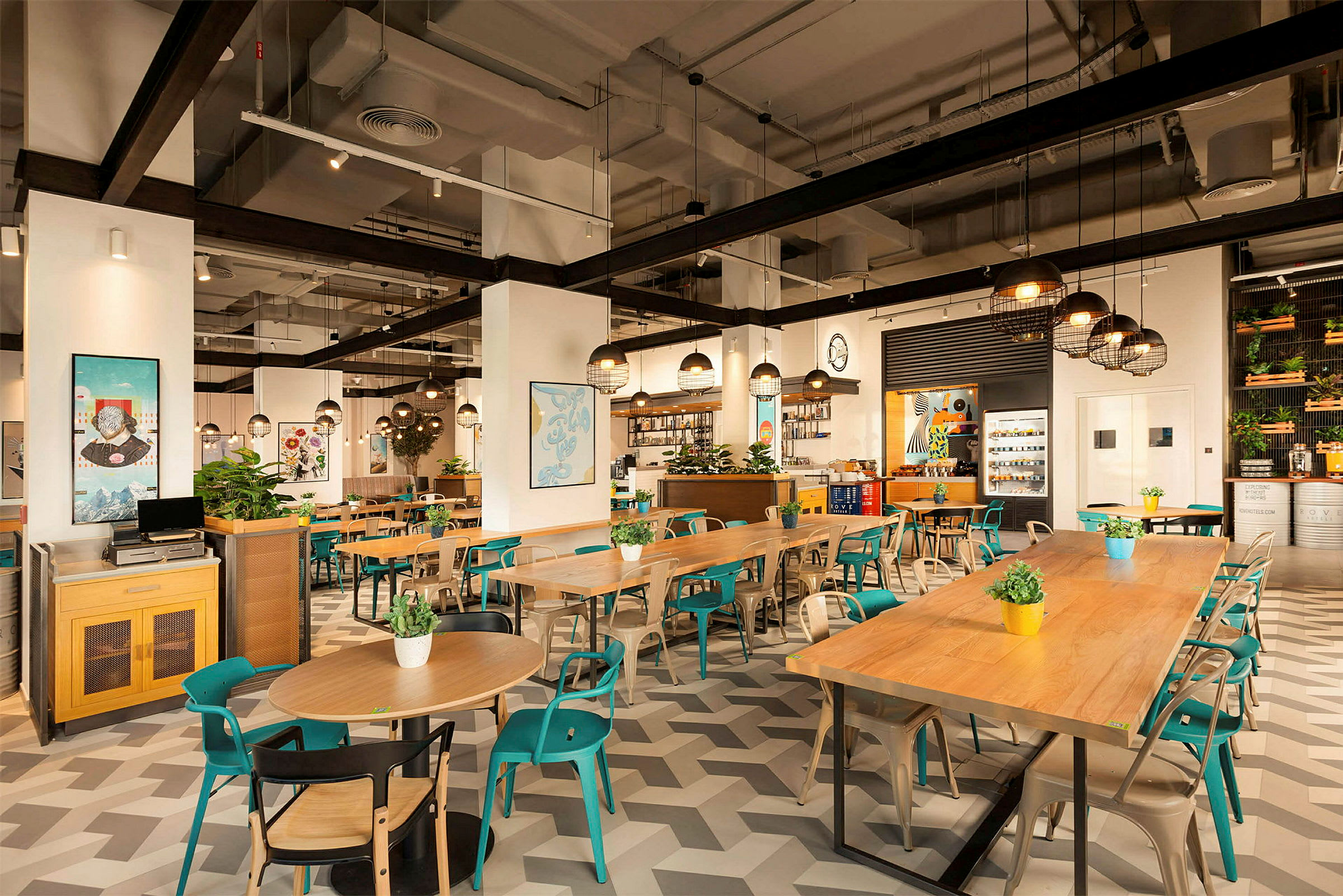 Interiør av en moderne restaurant med trebord, fargerike stoler og dekorative planter. (AI-generert tekst)