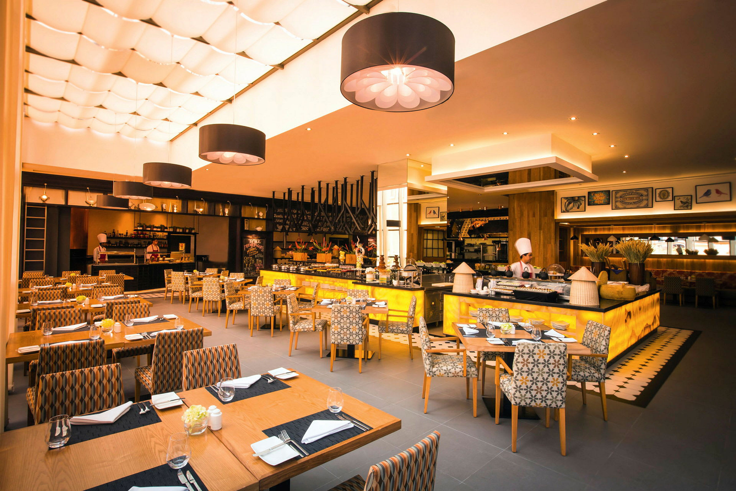 En restaurant med moderne interiør, sitteområder og et åpent kjøkken. (AI-generert tekst)