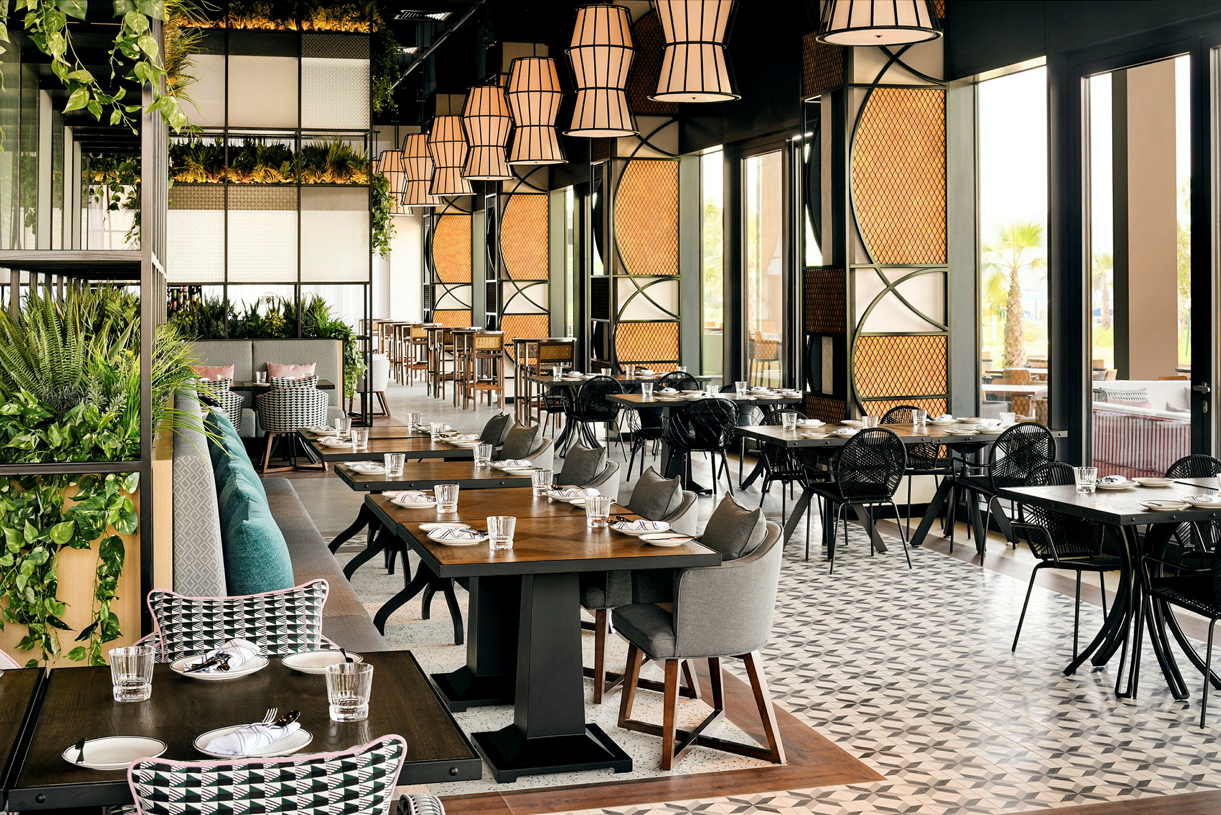 Interiør av en moderne restaurant med bord og stoler samt dekorasjoner. (AI-generert tekst)