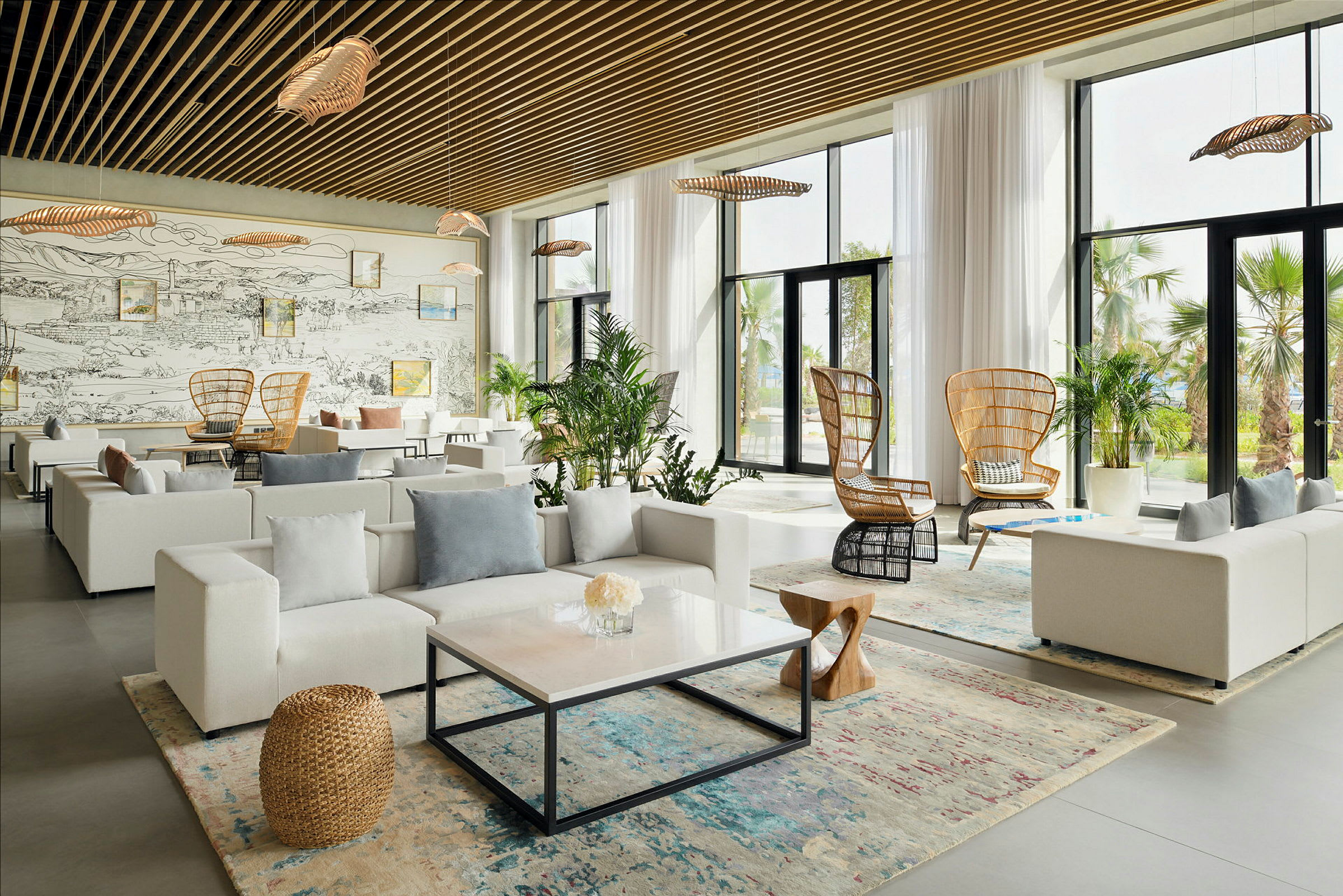En lys og moderne stuelounge med hvite sofaer, tremøbler og store glassvinduer. (AI-generert tekst)