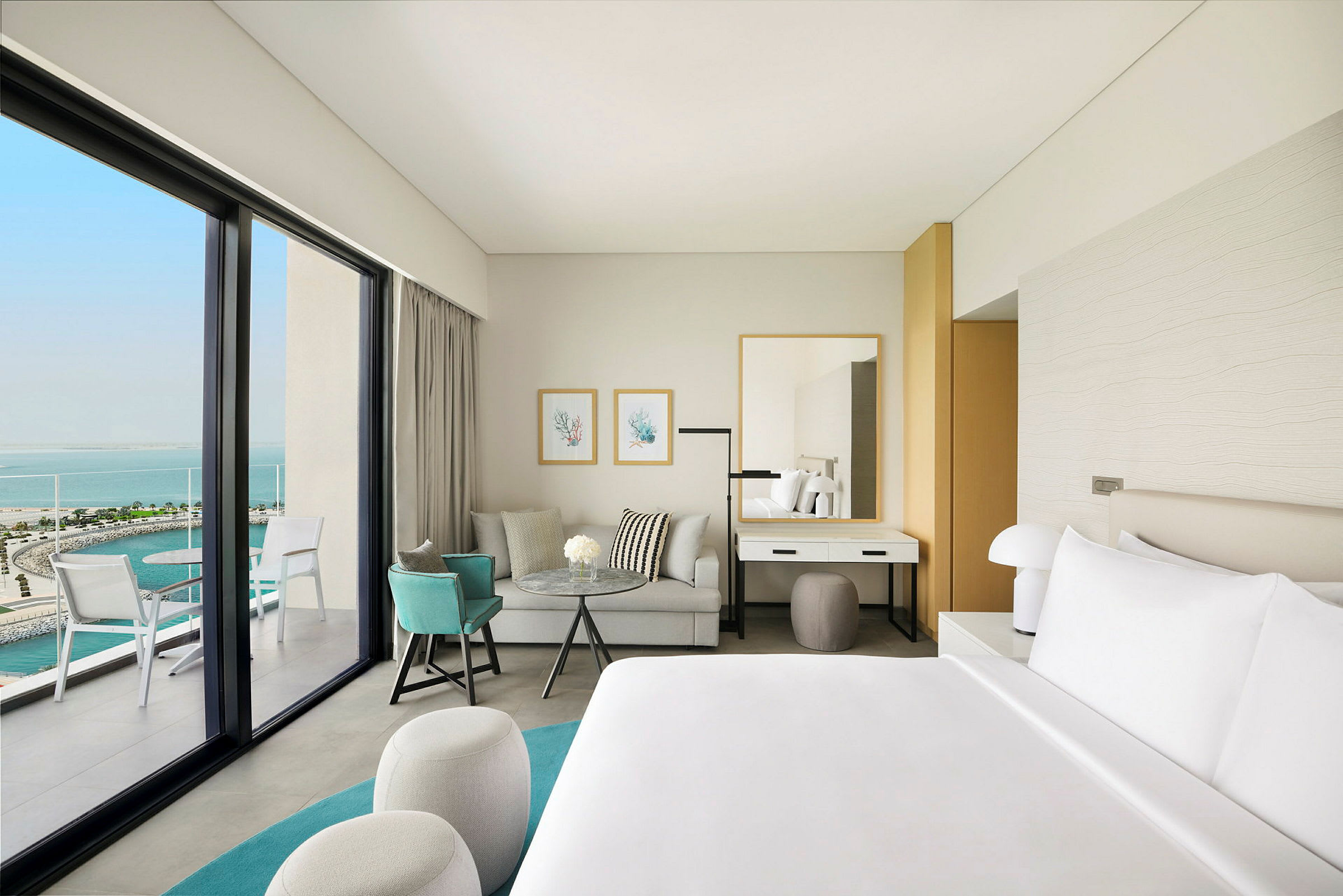 Moderne hotellrom med havutsikt. (AI-generert tekst)