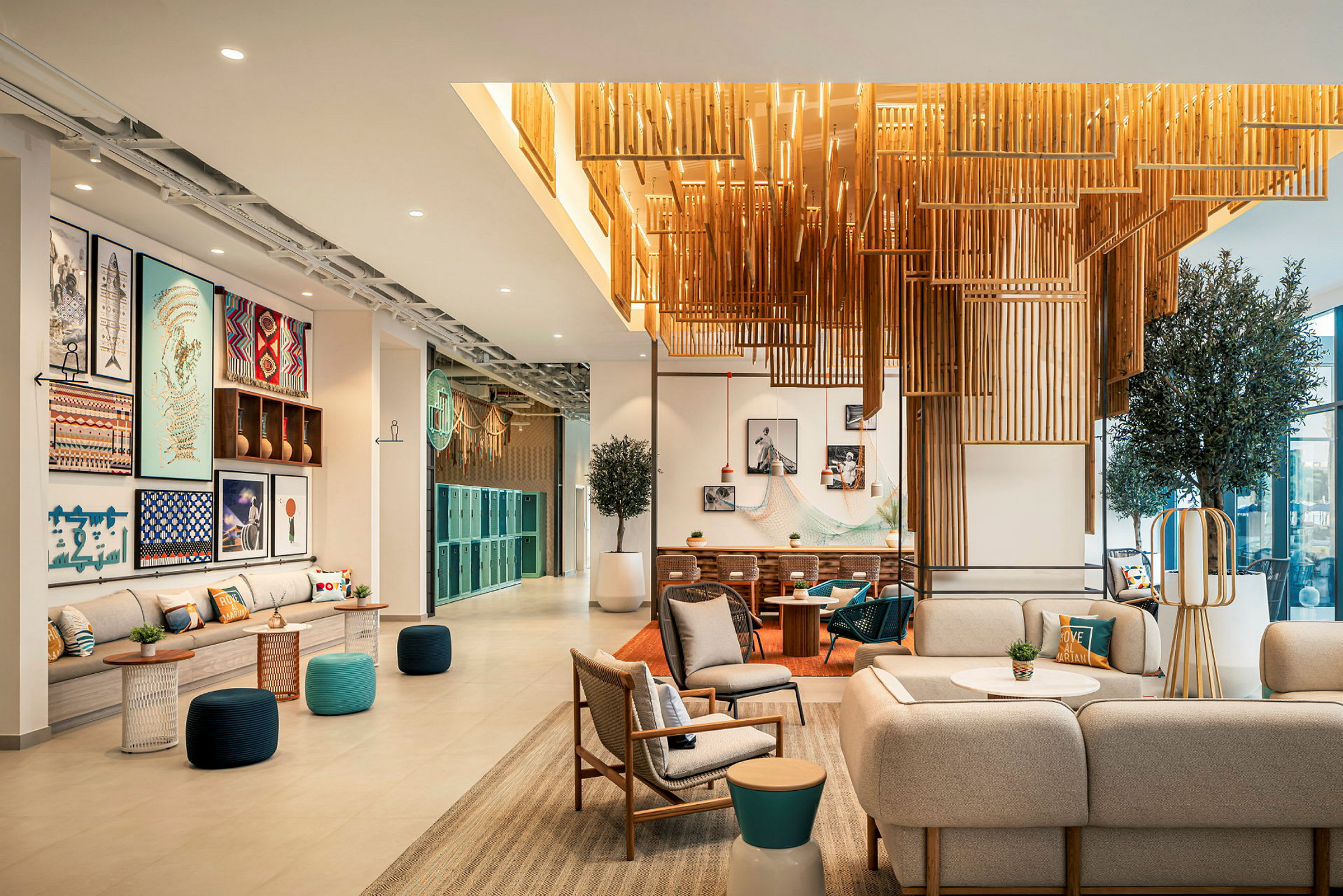 Moderne innredet hotellobby med sofaer, stoler, tretavler og dekorative bilder. (AI-generert tekst)