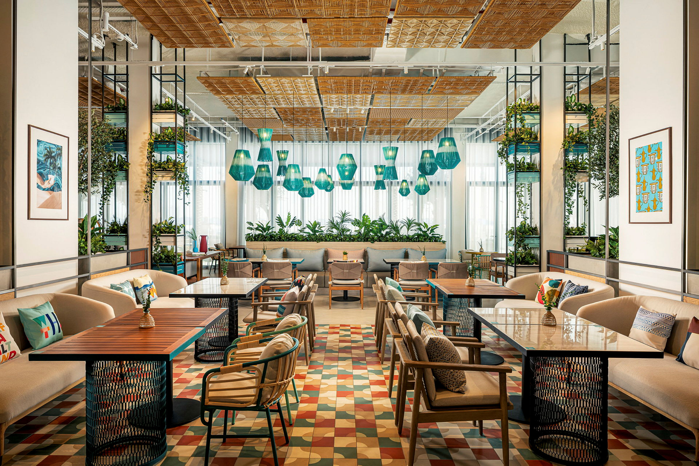 En lys og elegant restaurantinnredning med bord, stoler og grønne planter. (AI-generert tekst)