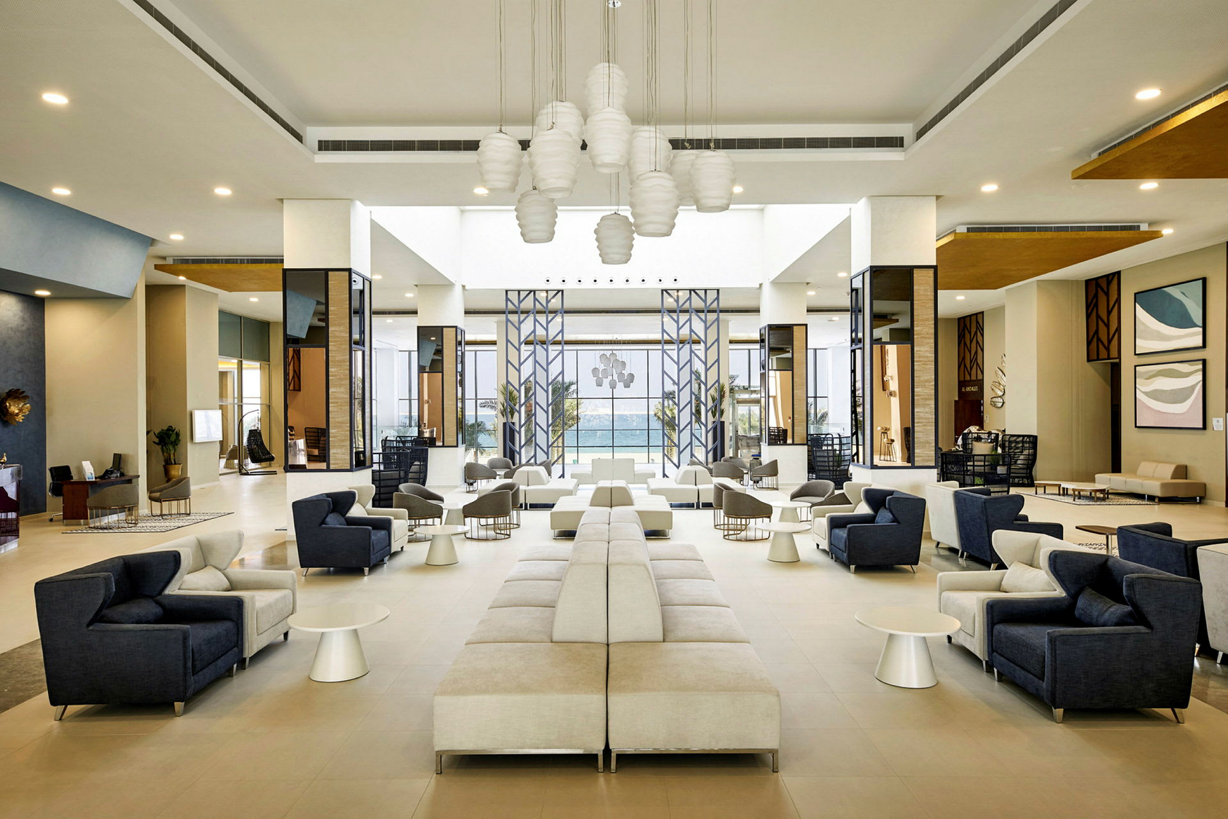 En moderne og romslig hotellobby med sittegrupper og lyse møbler. (AI-generert tekst)