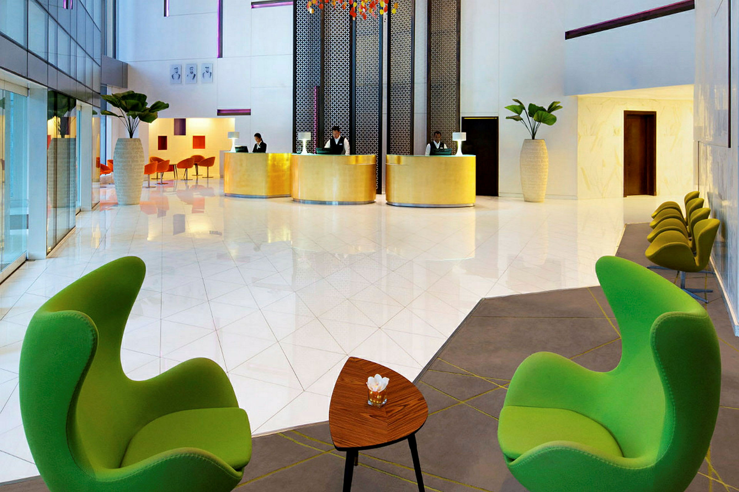Moderne hotellobby med sittegruppe og resepsjon. (AI-generert tekst)