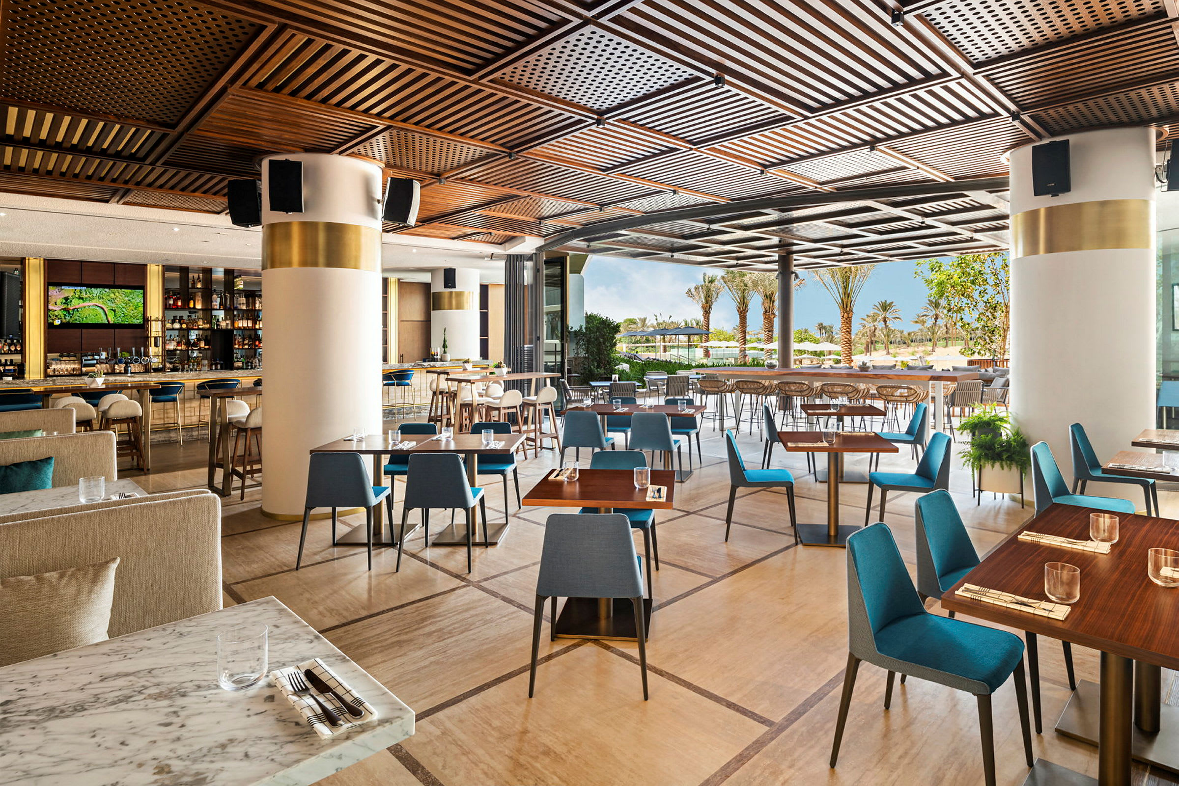 En moderne restaurant med tredetaljer og utsikt mot utendørsområdet. (AI-generert tekst)