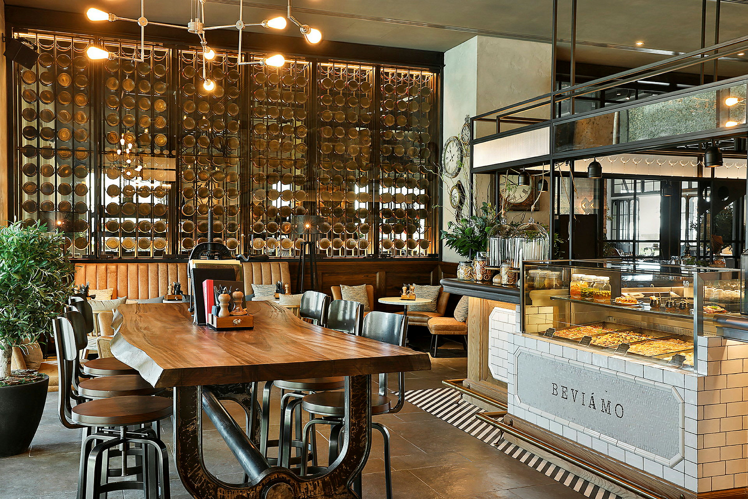 Bilde av en innbydende restaurant med trebord, stoler og en glassmonter som viser forskjellige retter. (AI-generert tekst)