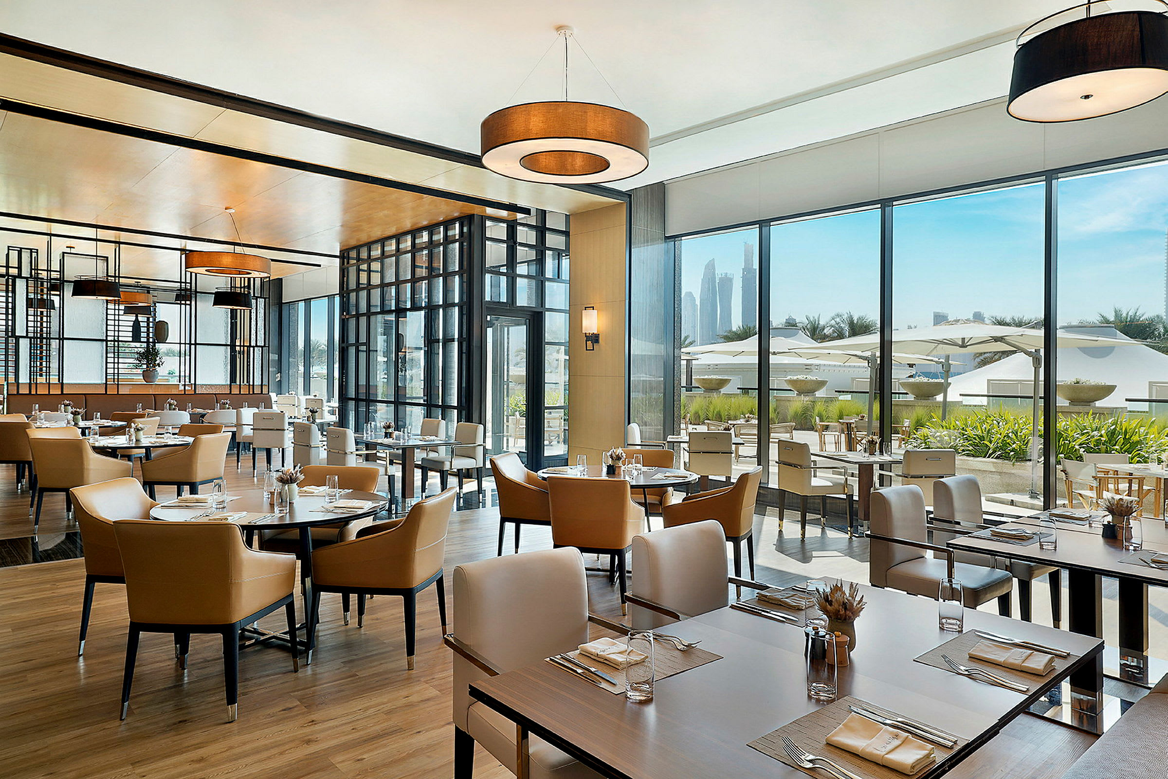 Moderne restaurant med store vinduer og utsikt over uteområdet. (AI-generert tekst)