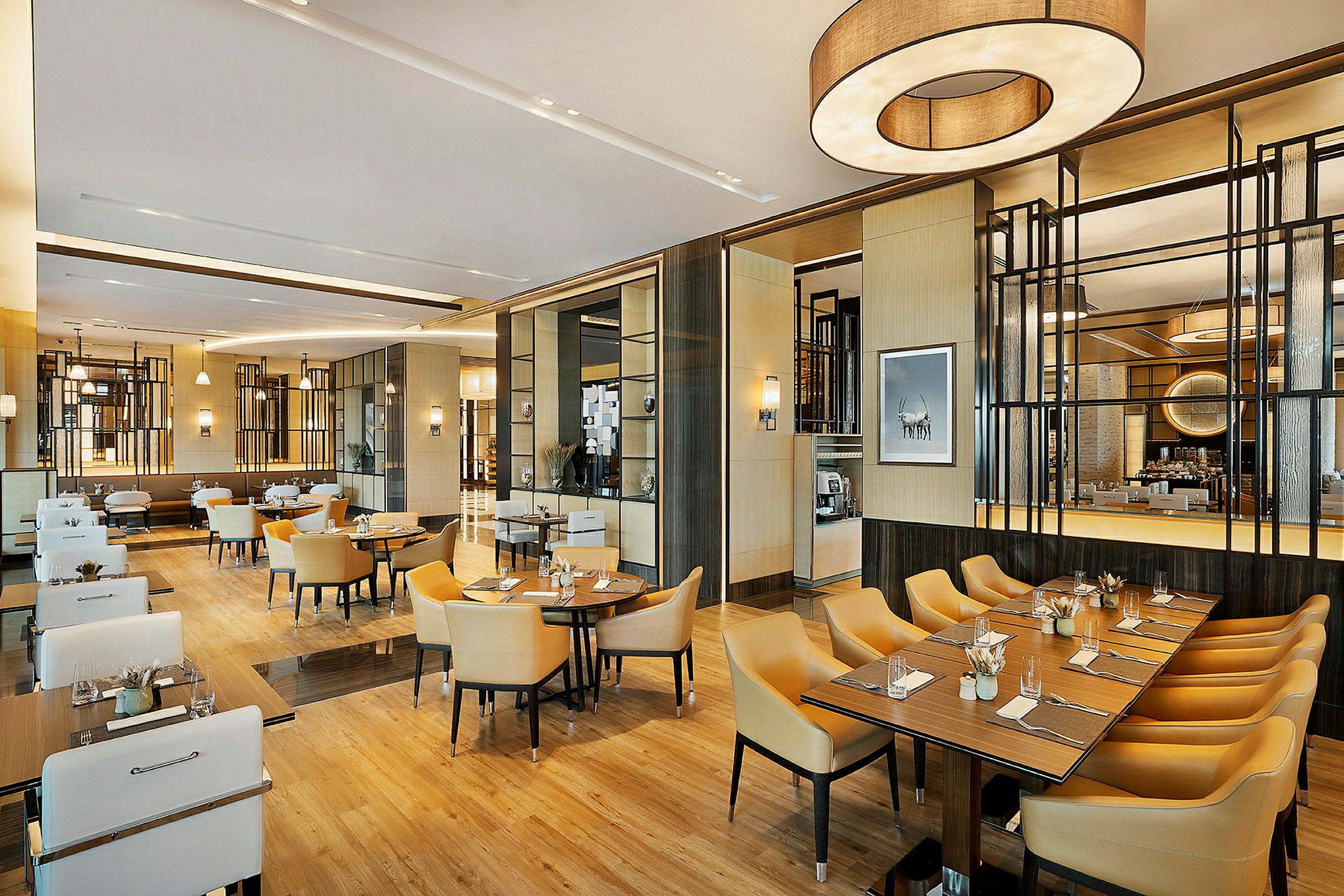 En moderne restaurant med stilfull innredning og bord oppstilt med stoler. (AI-generert tekst)