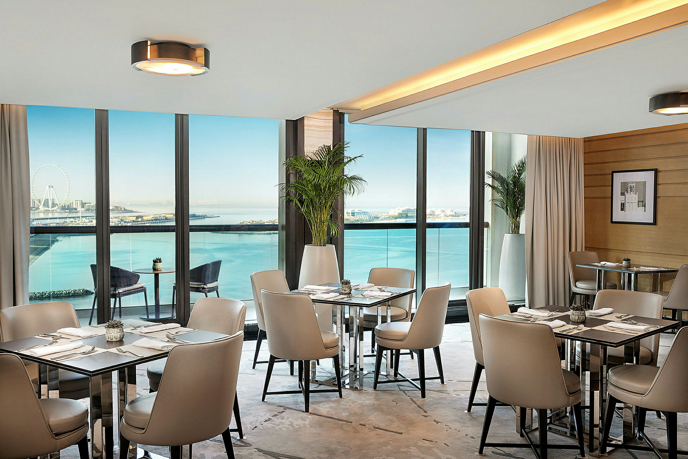 Restaurant med utsikt over et infinitybasseng og havet. (AI-generert tekst)