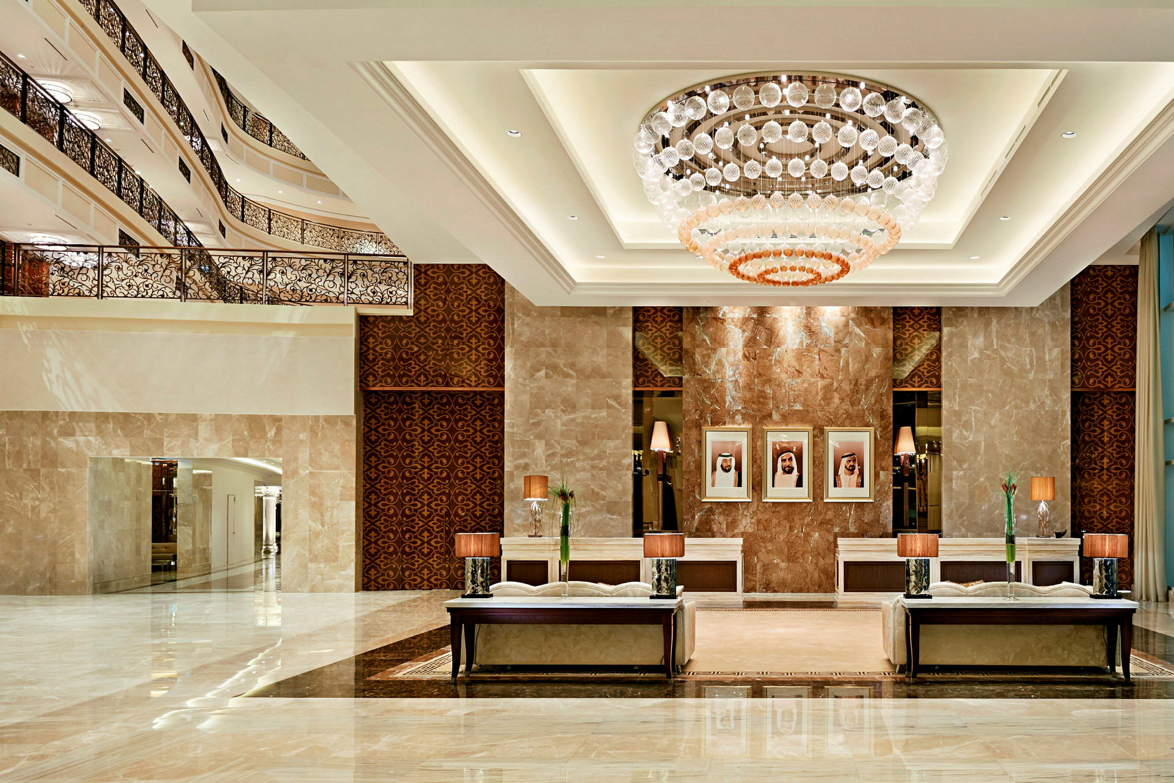 En elegant hotellobby med imponerende lysekrone, marmorgulv og komfortable sittemøbler. (AI-generert tekst)