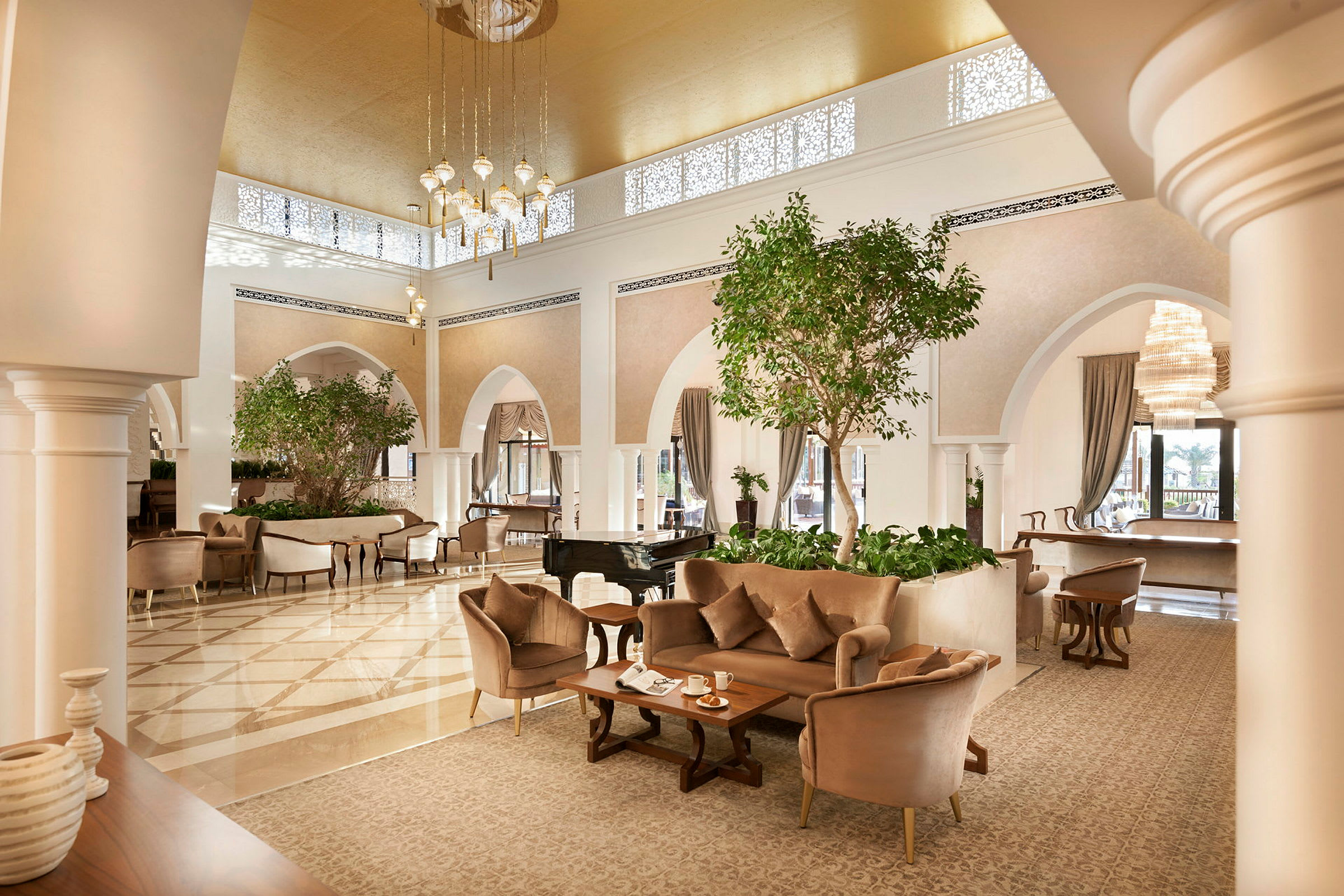 En elegant møblert hotellobby med sitteplasser, grønne planter og et flygel. (AI-generert tekst)