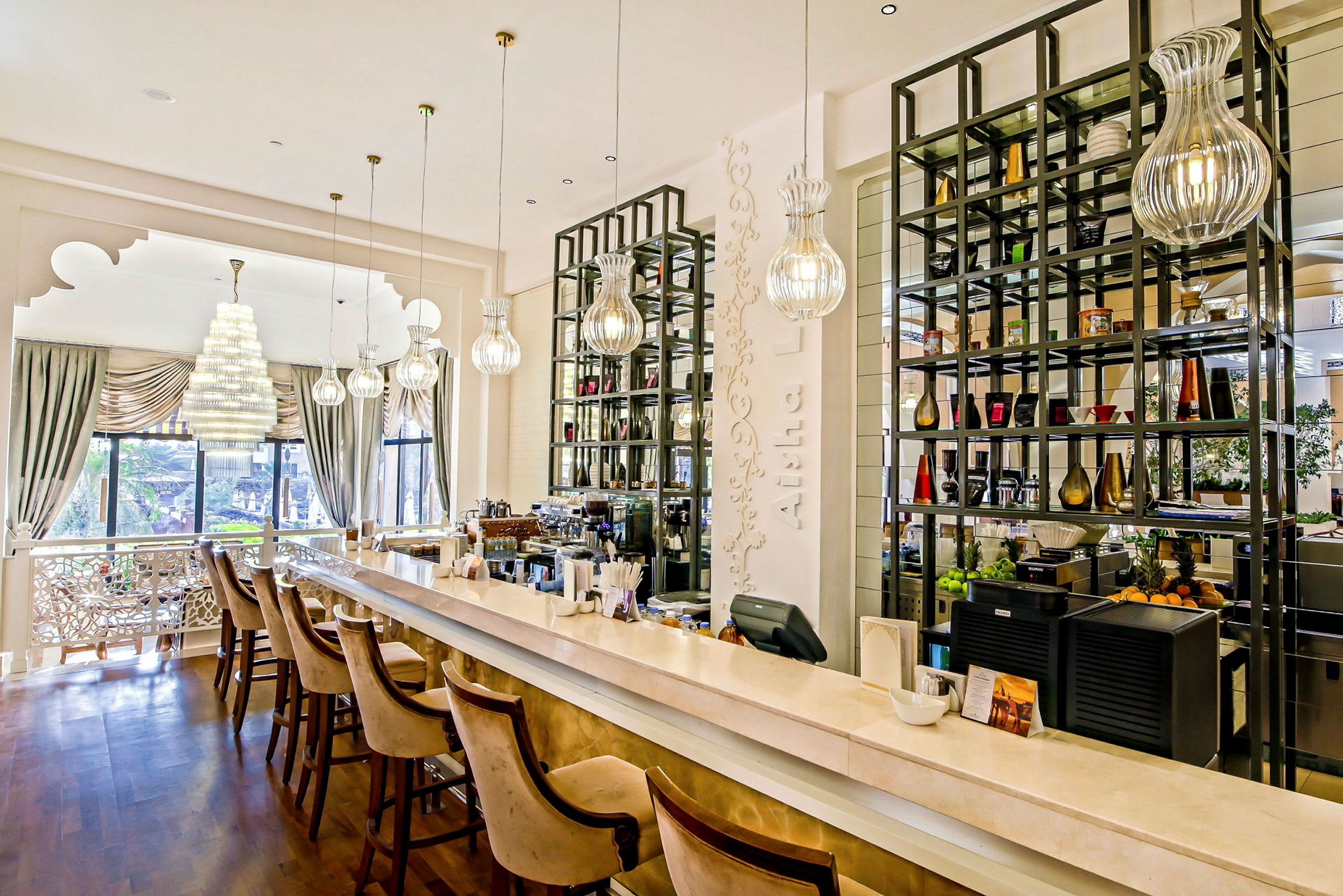 En elegant kafé- eller bardisk med stoler og moderne interiør. (AI-generert tekst)