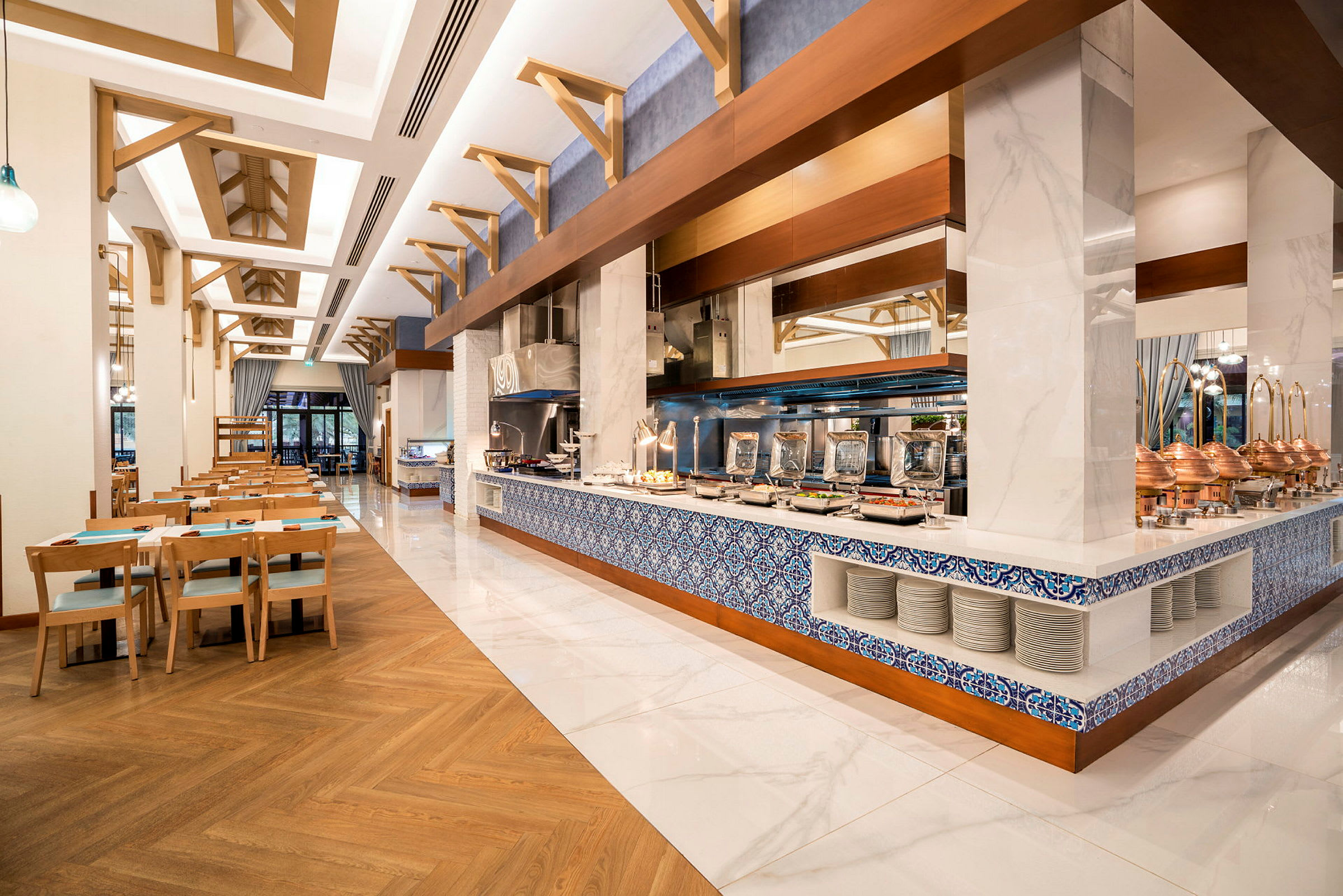 Bilde av en romslig og moderne restaurant med elegant innredning, sitteplasser og buffet. (AI-generert tekst)