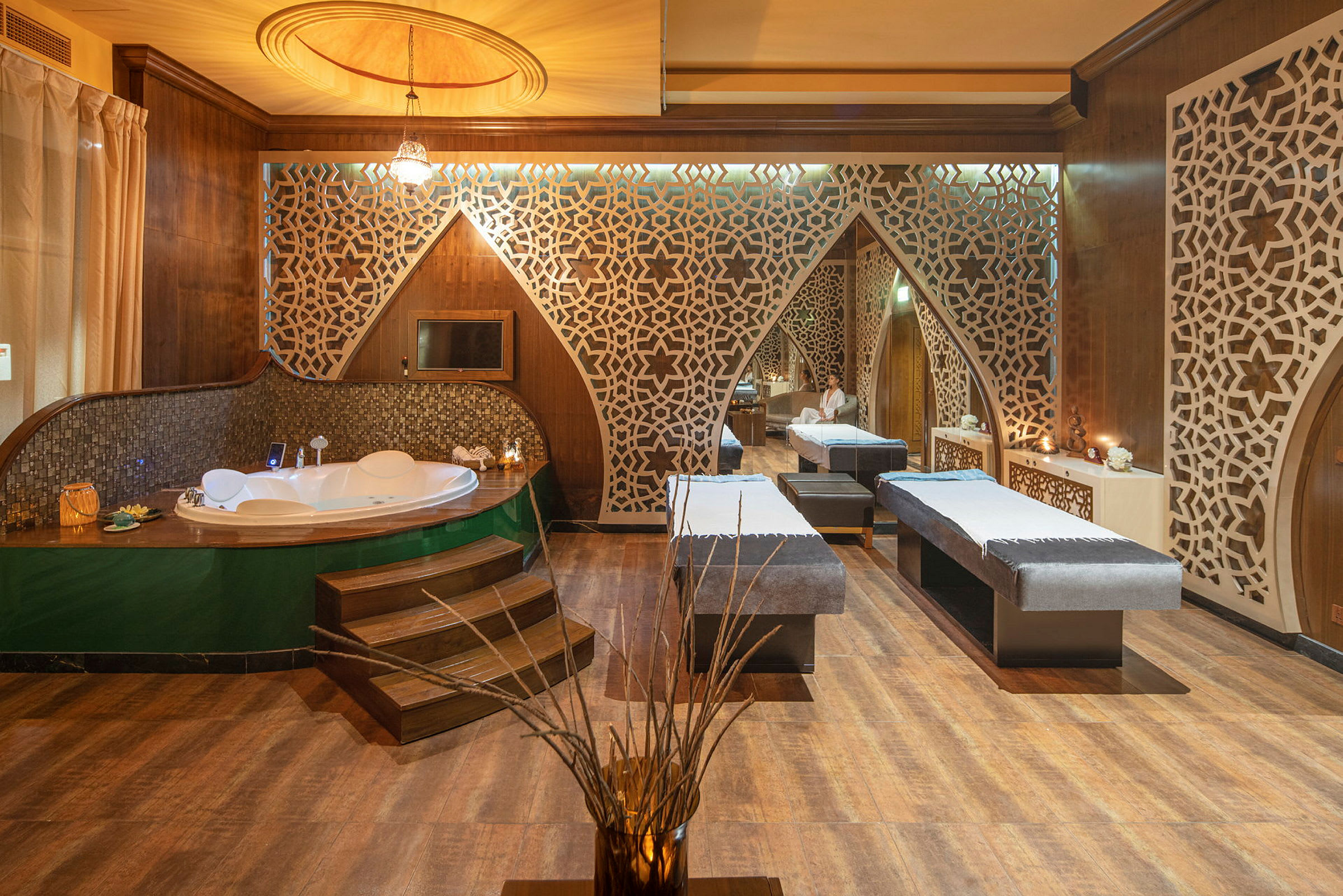 Elegant spa med boblebad og massasjebenker. (AI-generert tekst)