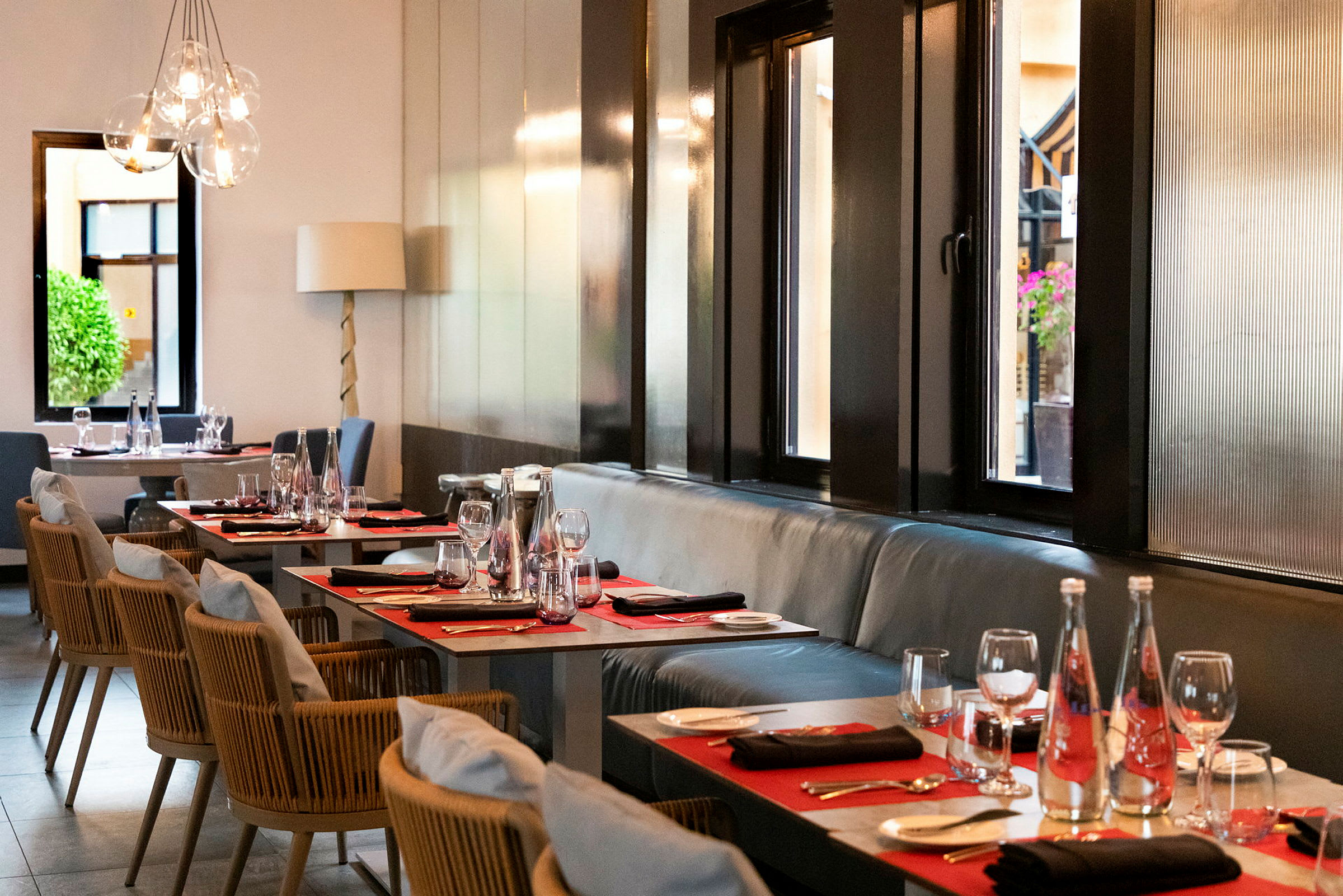 En stilfullt innredet restaurant med dukede bord og elegant belysning. (AI-generert tekst)