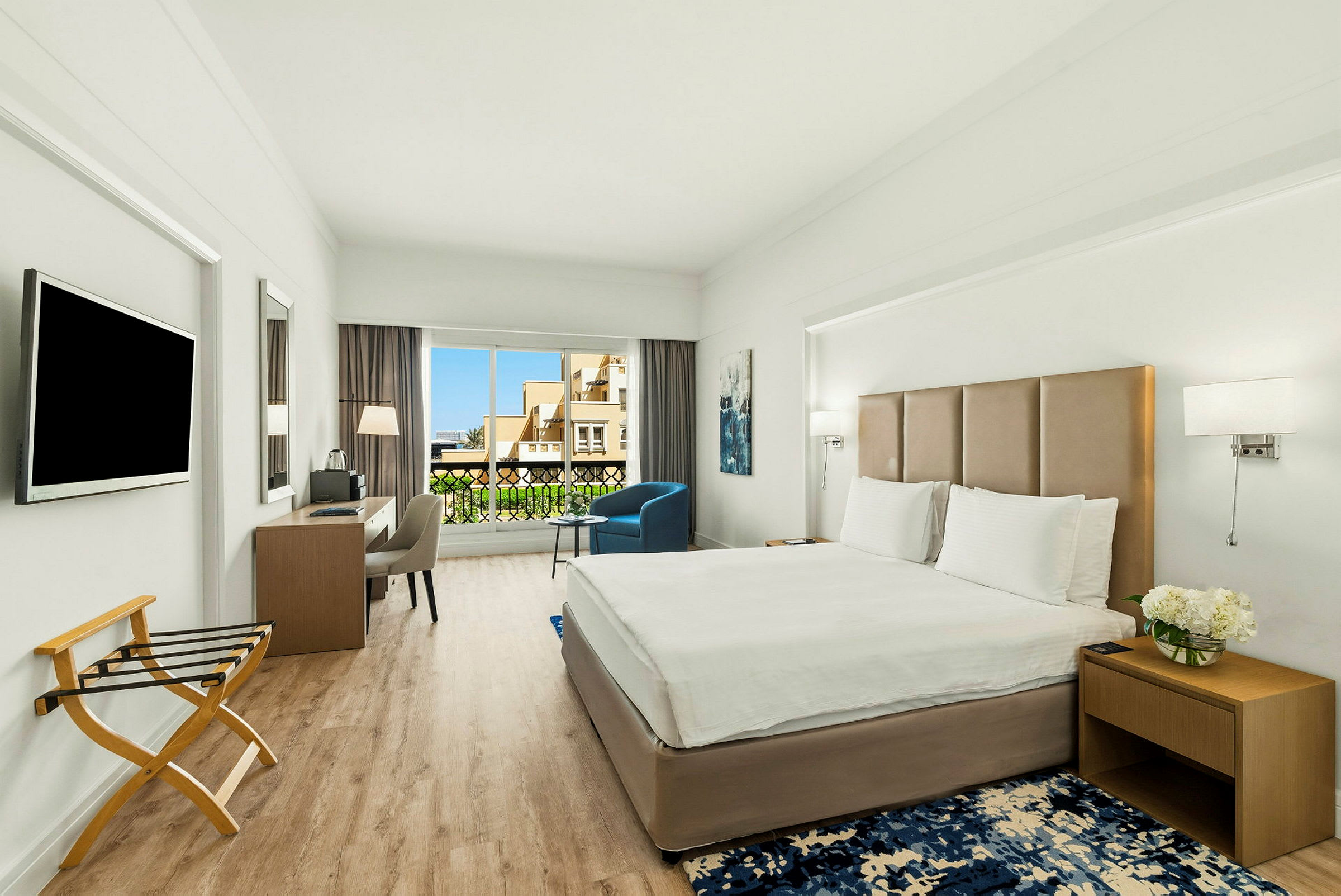 Et hotellrom med en komfortabel dobbeltseng og moderne innredning. (AI-generert tekst)