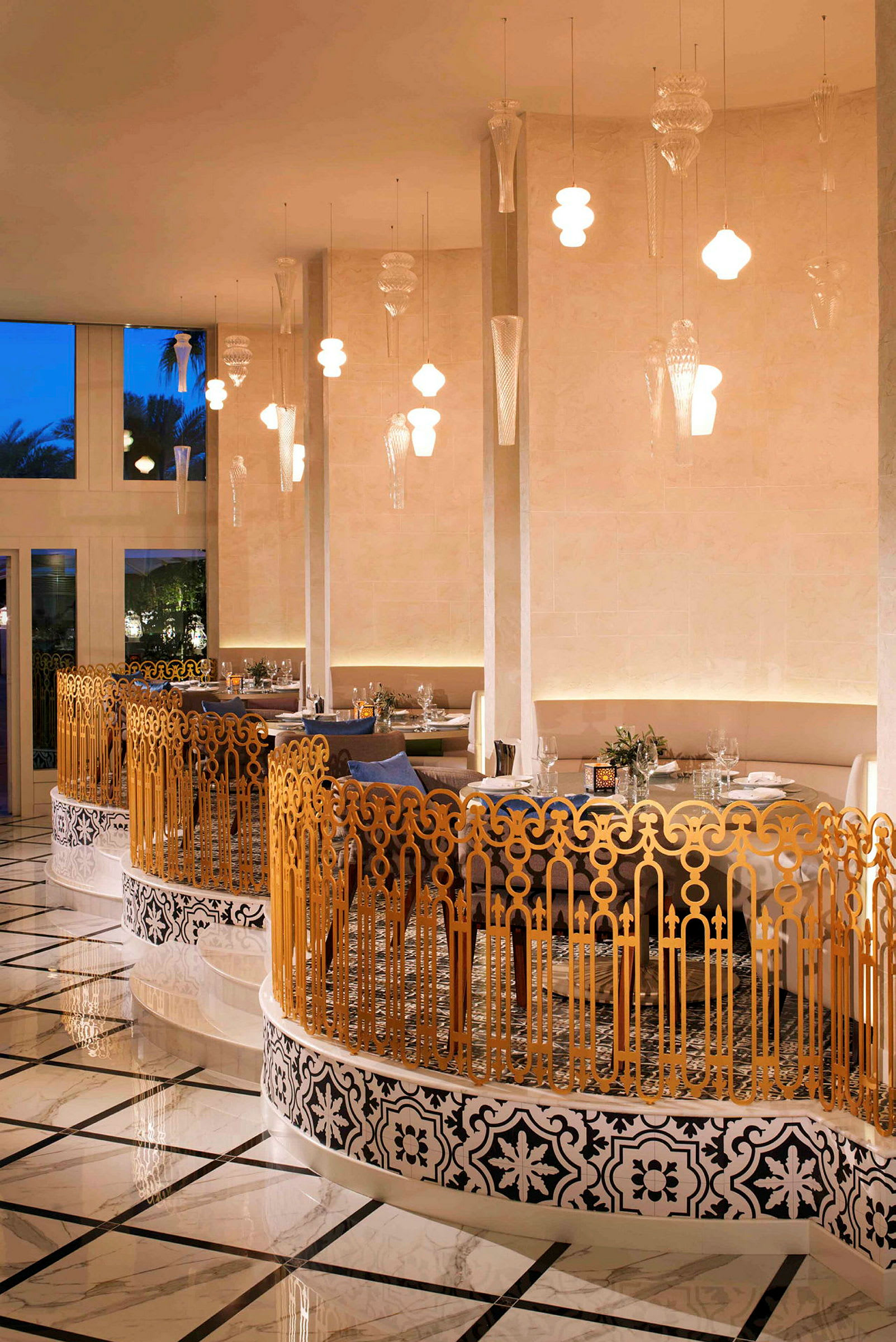 Interiør av restaurant med dekorative gjerder, mosaikkgulv og hengende lamper. (AI-generert tekst)