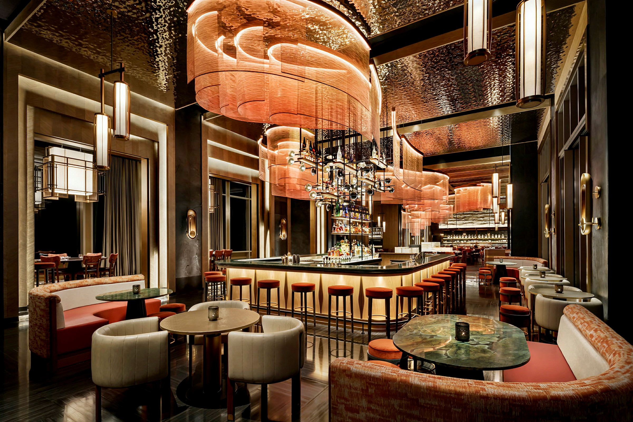 En elegant hotellbar med sofaer, bord og høye stoler ved en lang bardisk. (AI-generert tekst)