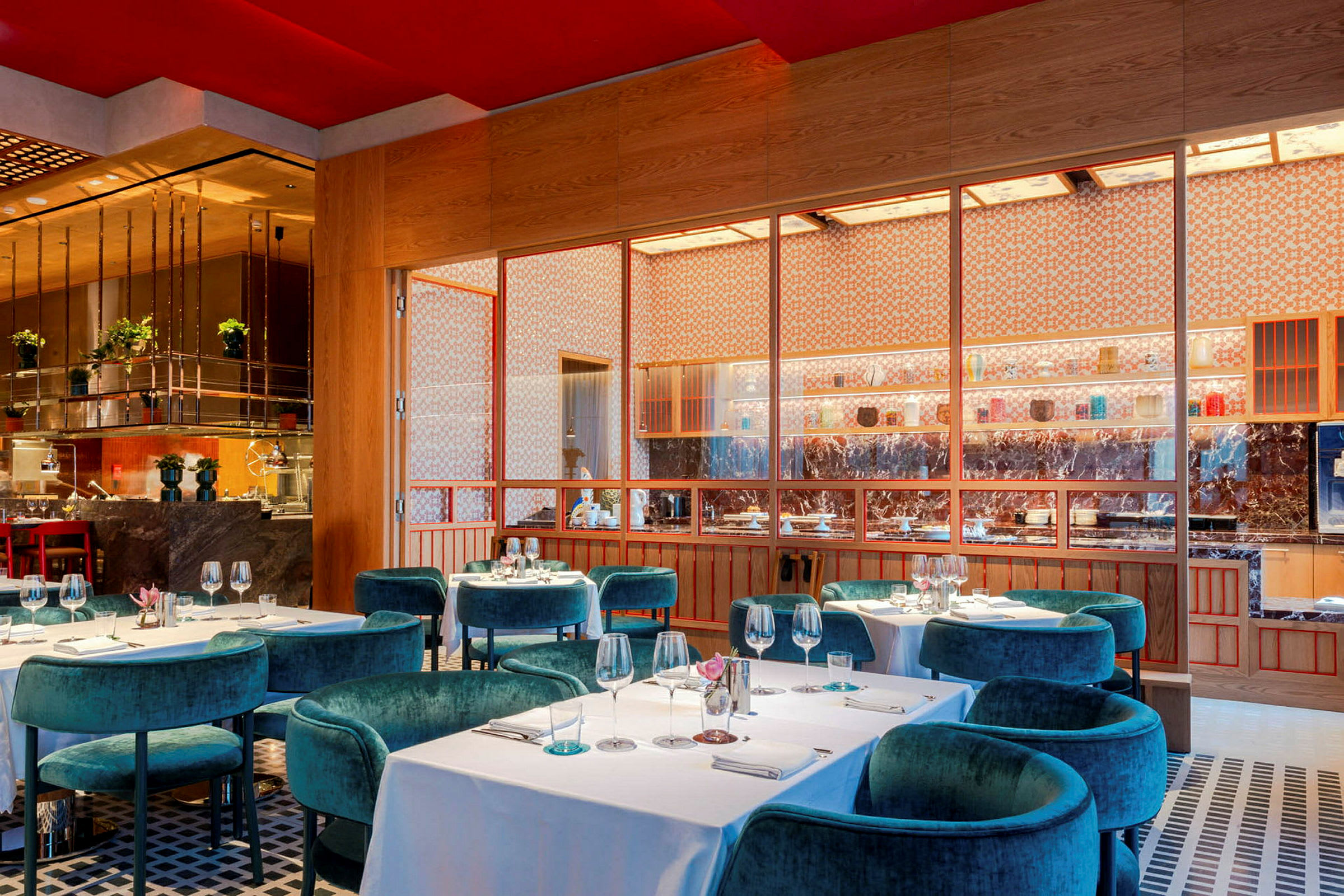 En moderne restaurant med dekkede bord og blå stoler. (AI-generert tekst)