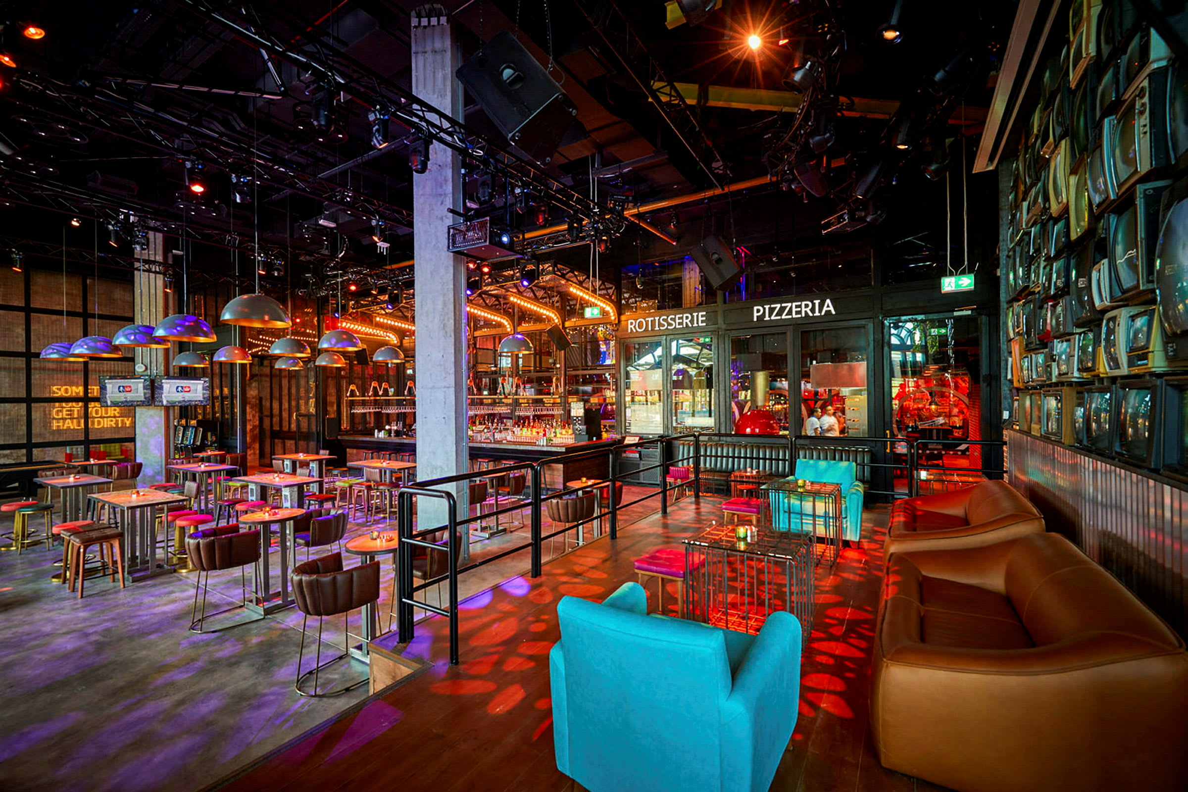 Et moderne restaurantmiljø med sitteplasser og en bar. (AI-generert tekst)