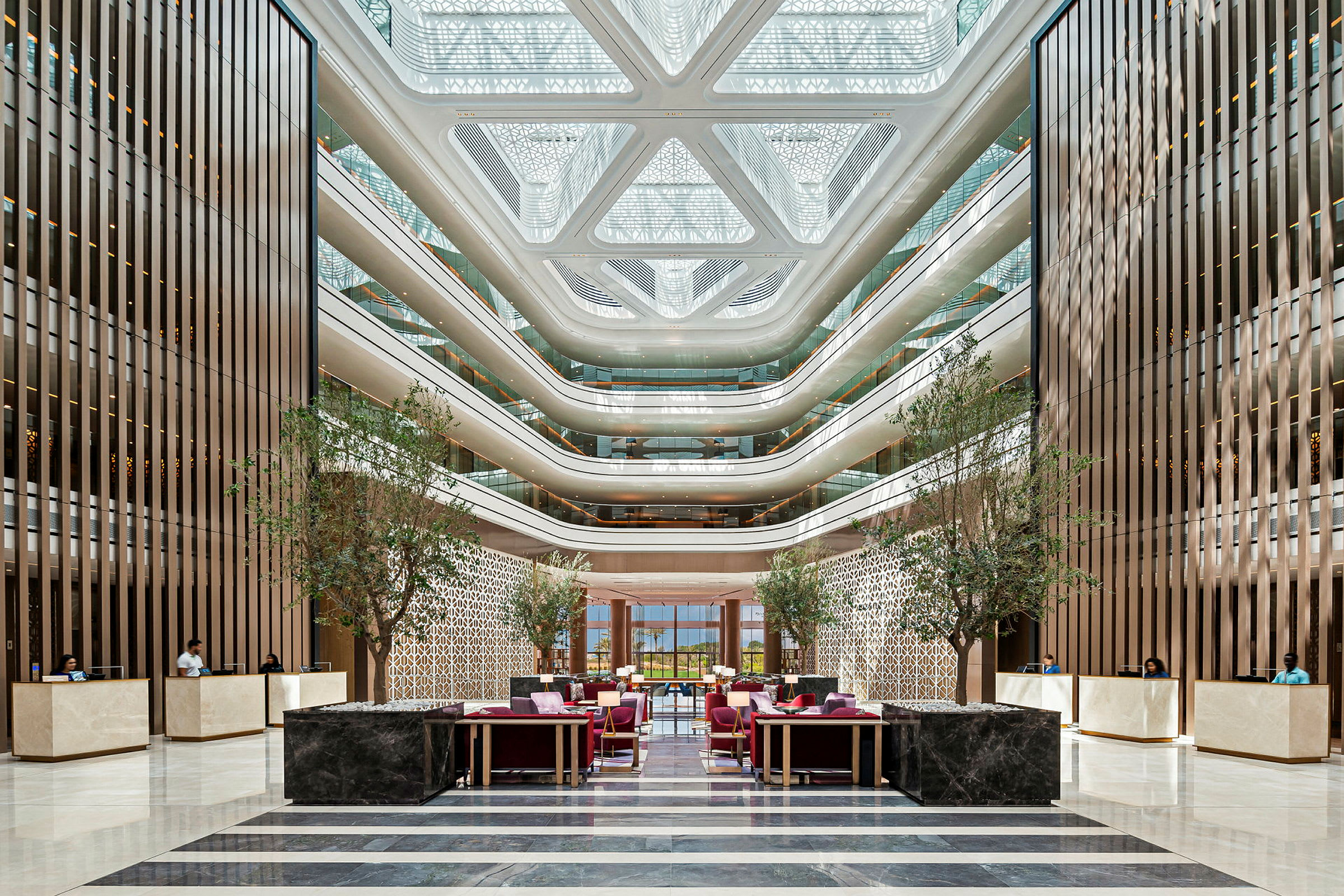 Et moderne, lyst hotellobbyområde med stilfull innredning, sitteplasser og resepsjoner. (AI-generert tekst)