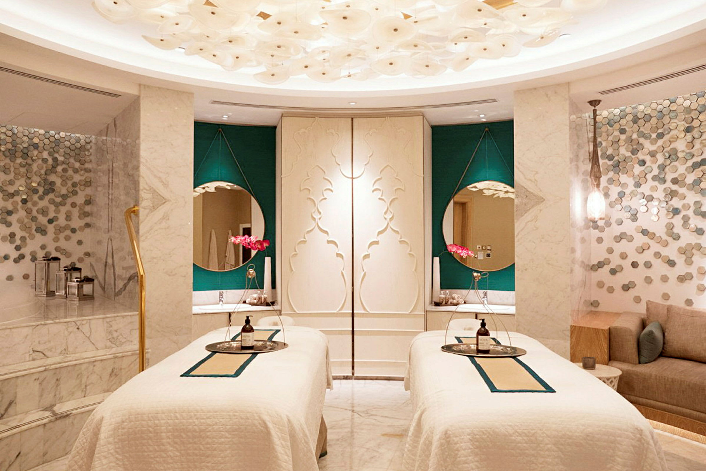Et elegant spa-rom med to behandlingssenger, dekorative speil og stilige detaljer. (AI-generert tekst)
