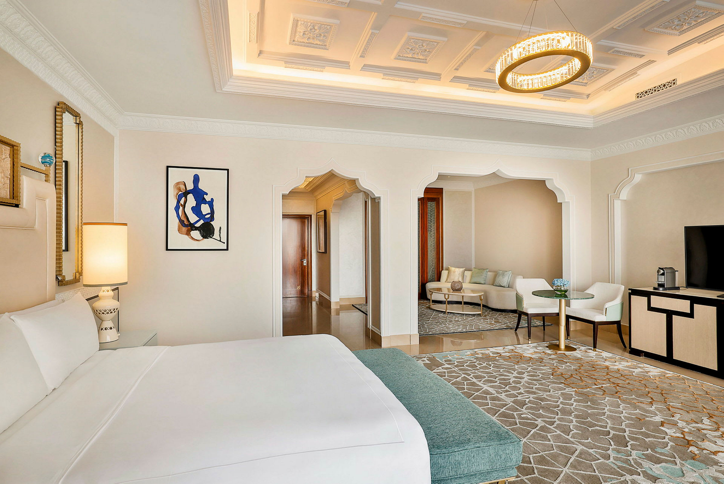 Elegant hotellrom med stor seng, sittegruppe og stilfull belysning. (AI-generert tekst)