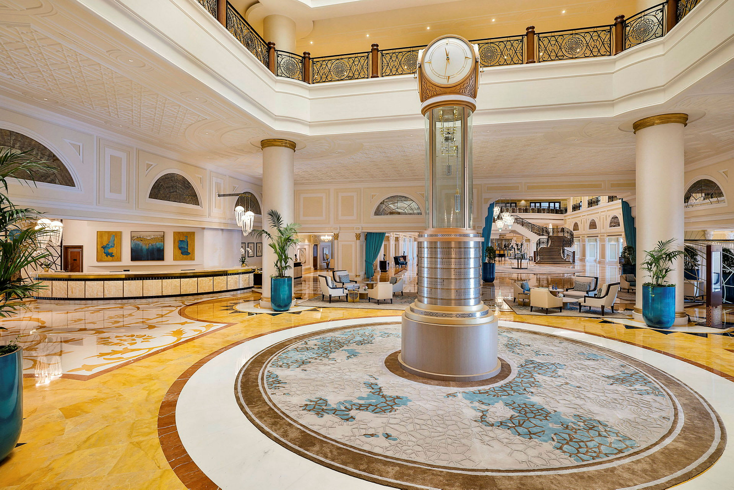 En hotellobby med elegant innredning, en sentral gulvklokke og en resepsjonsdisk. (AI-generert tekst)