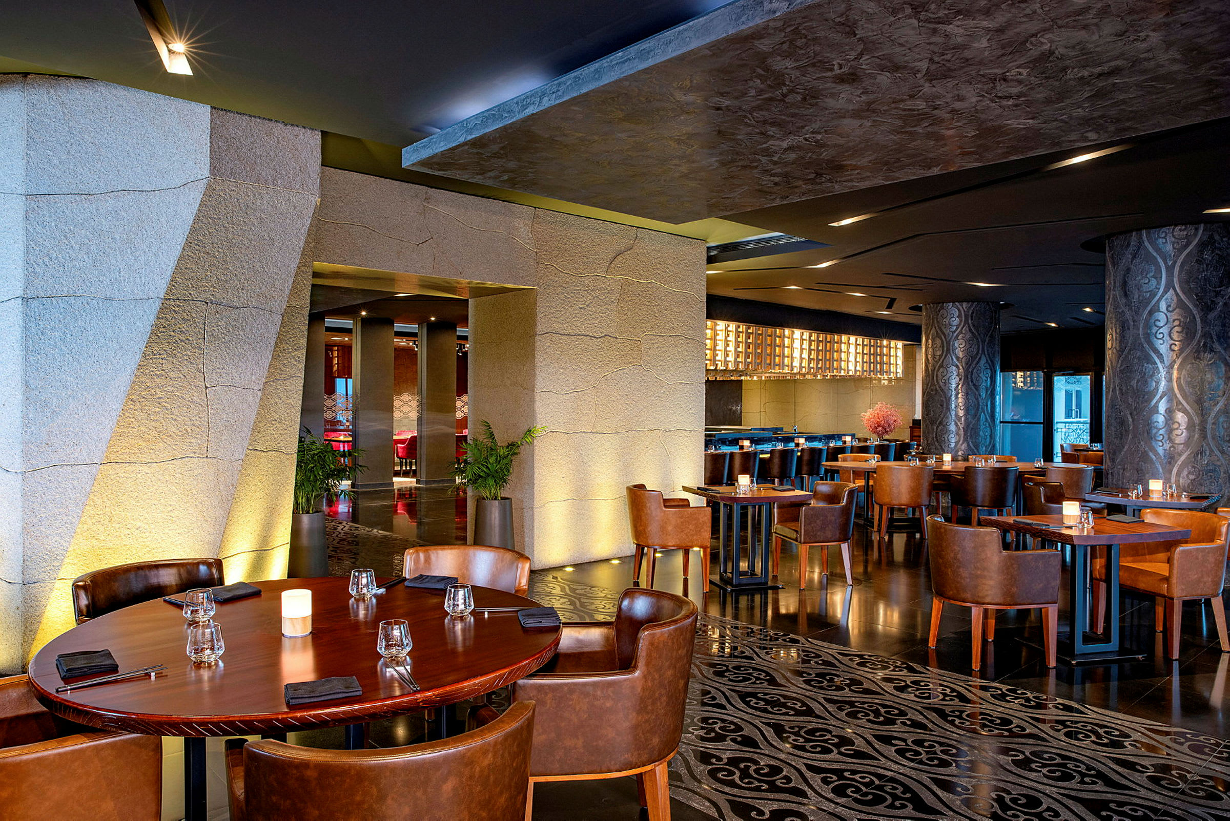 Bilde av en moderne restaurant med bord og stoler samt en elegant innredning. (AI-generert tekst)