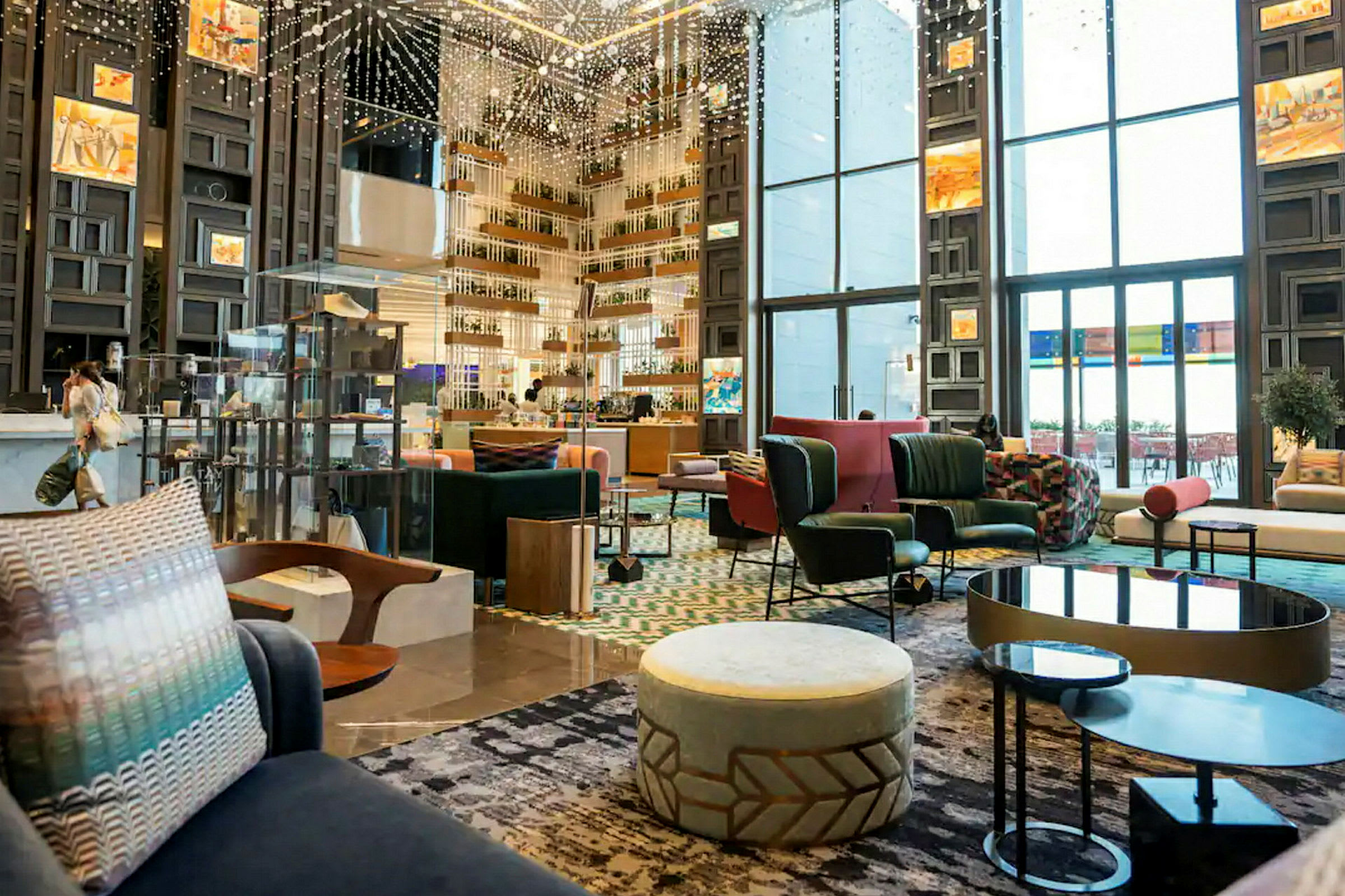 Interiør av et moderne hotell eller lounge, med sitteplasser og dekorative elementer. (AI-generert tekst)