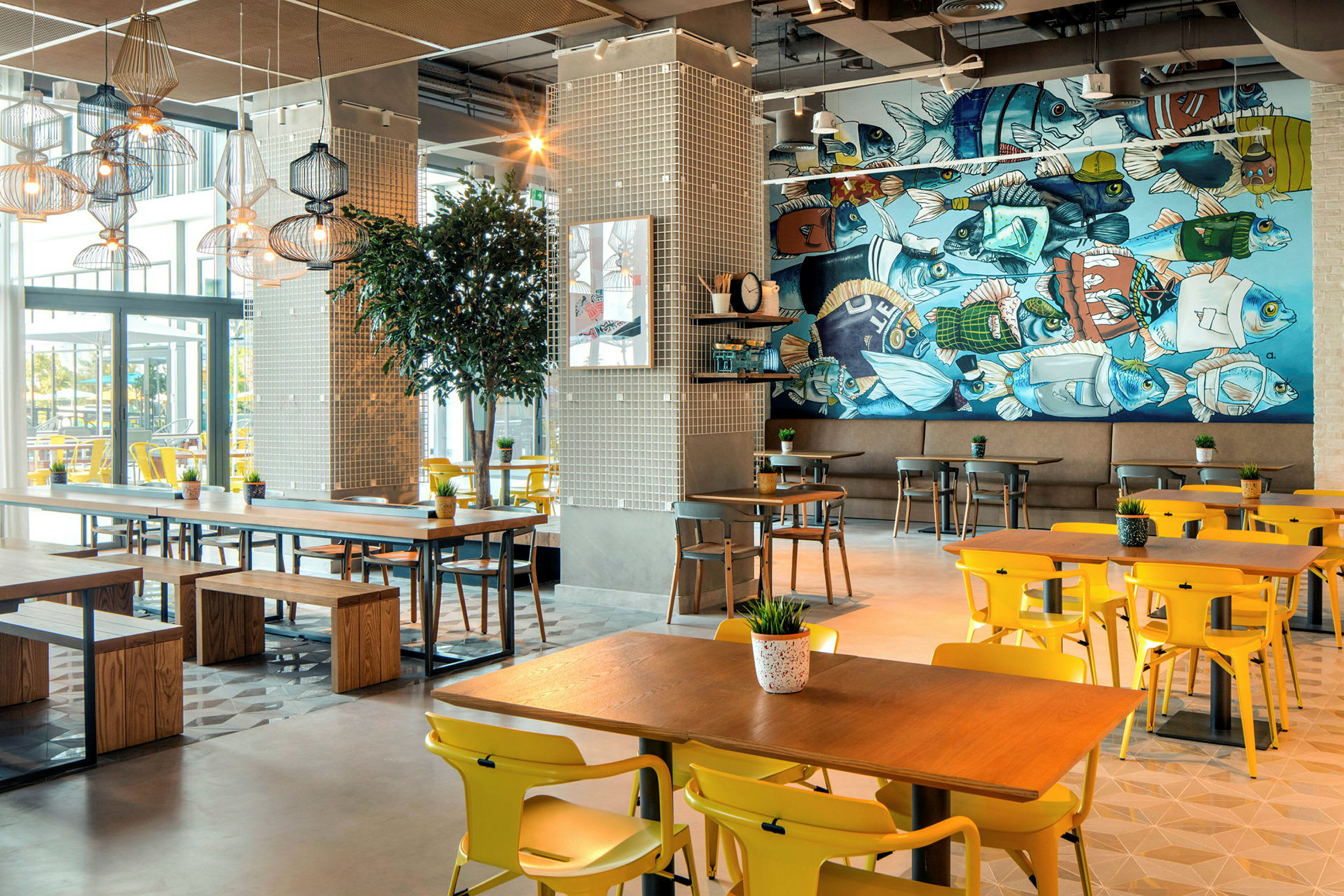 Restaurant med moderne møbler og fargerikt veggmaleri. (AI-generert tekst)