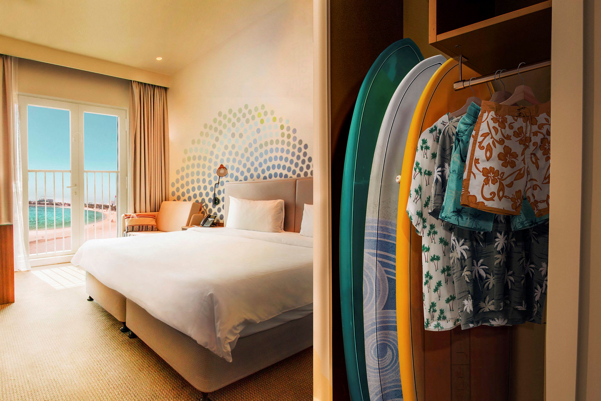 Hotellrom med havutsikt og surfeutstyr i et skap. (AI-generert tekst)