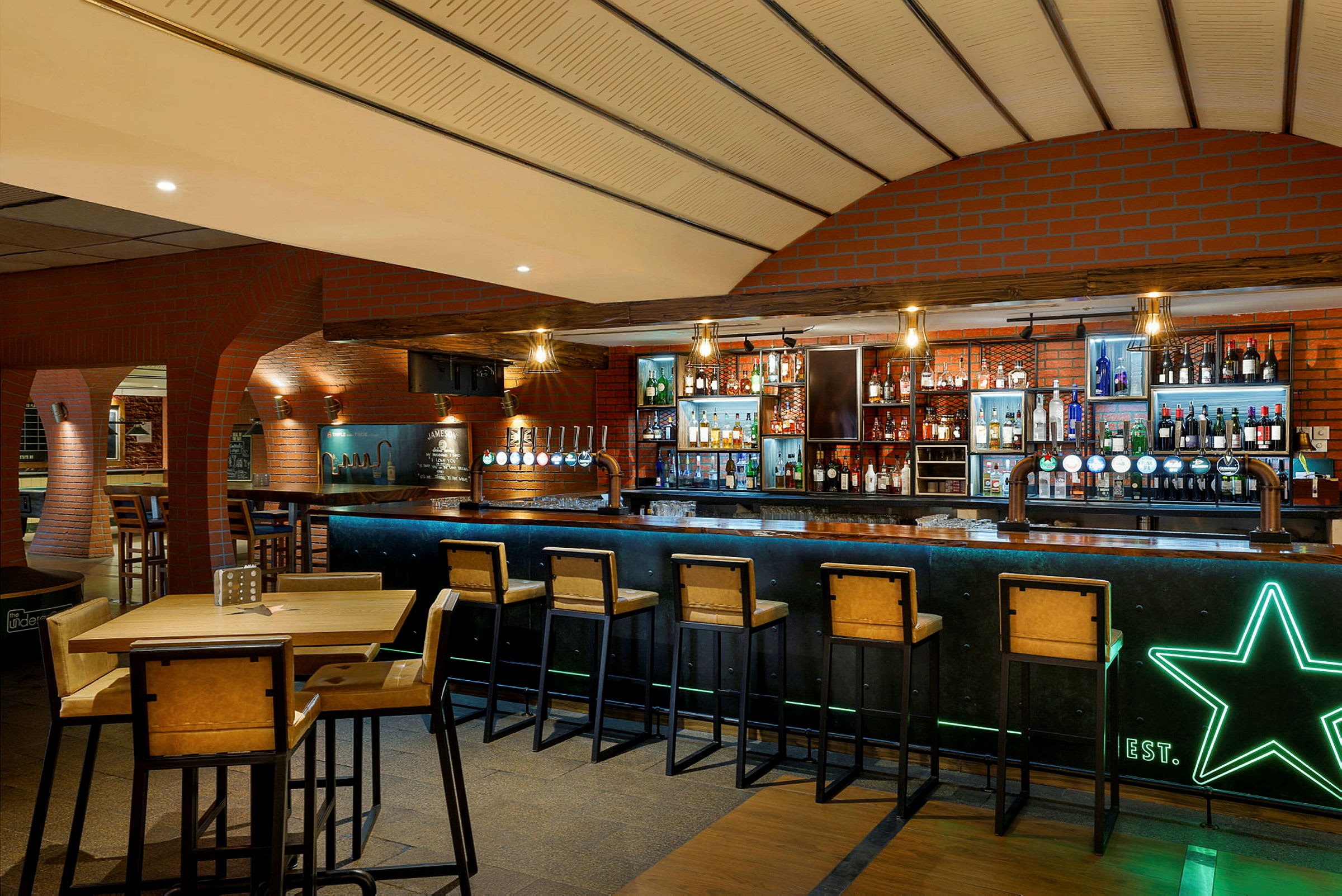 En bar med flere sitteplasser og et godt utvalg av flasker og tappkraner. (AI-generert tekst)
