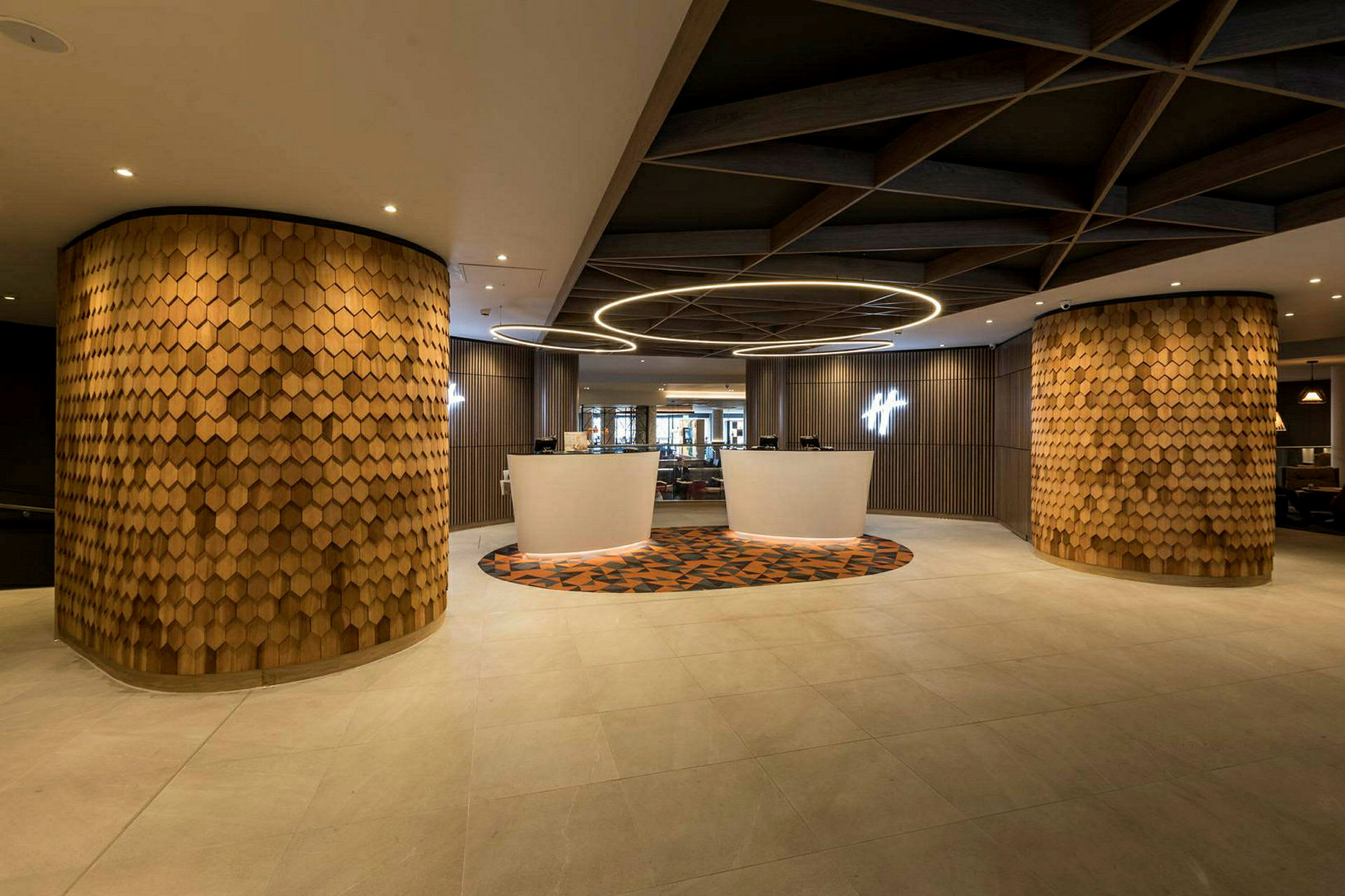 Moderne hotellobby med unik treinteriør og resepsjon. (AI-generert tekst)