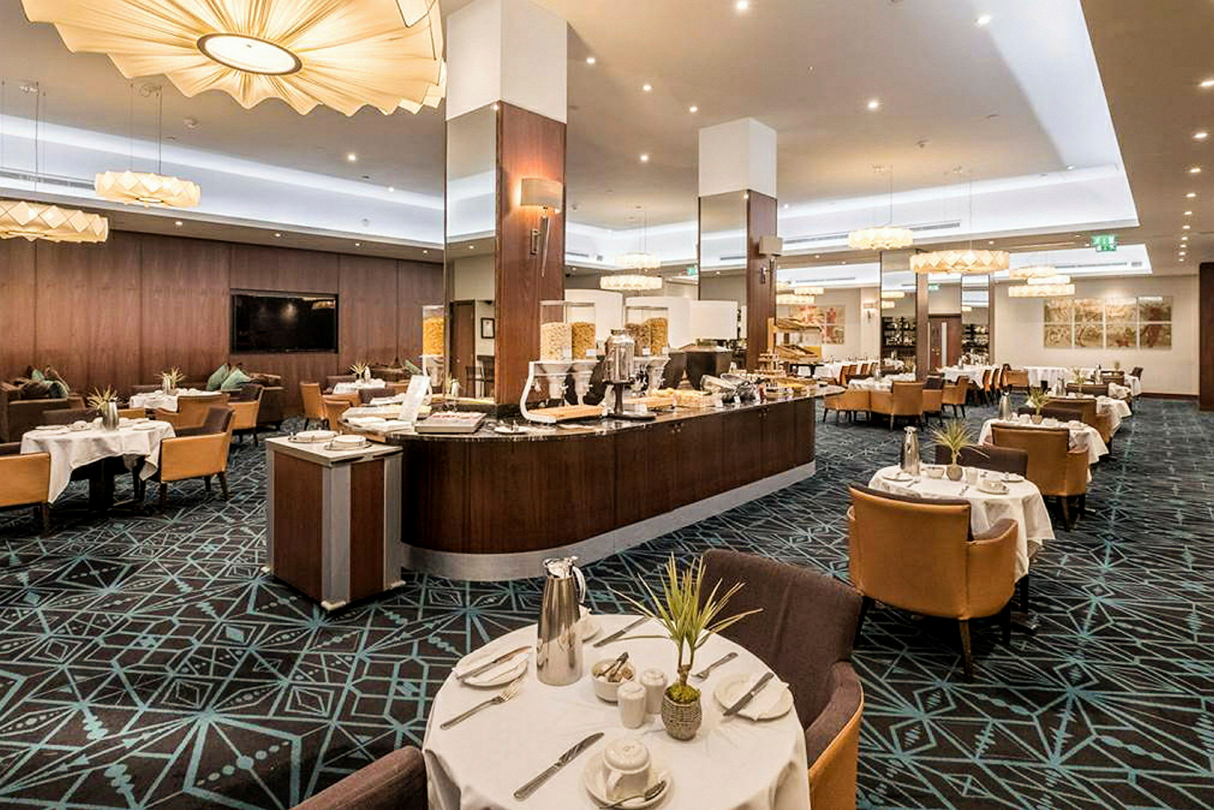 En moderne restaurant med dekkede bord og en bufféstasjon. (AI-generert tekst)