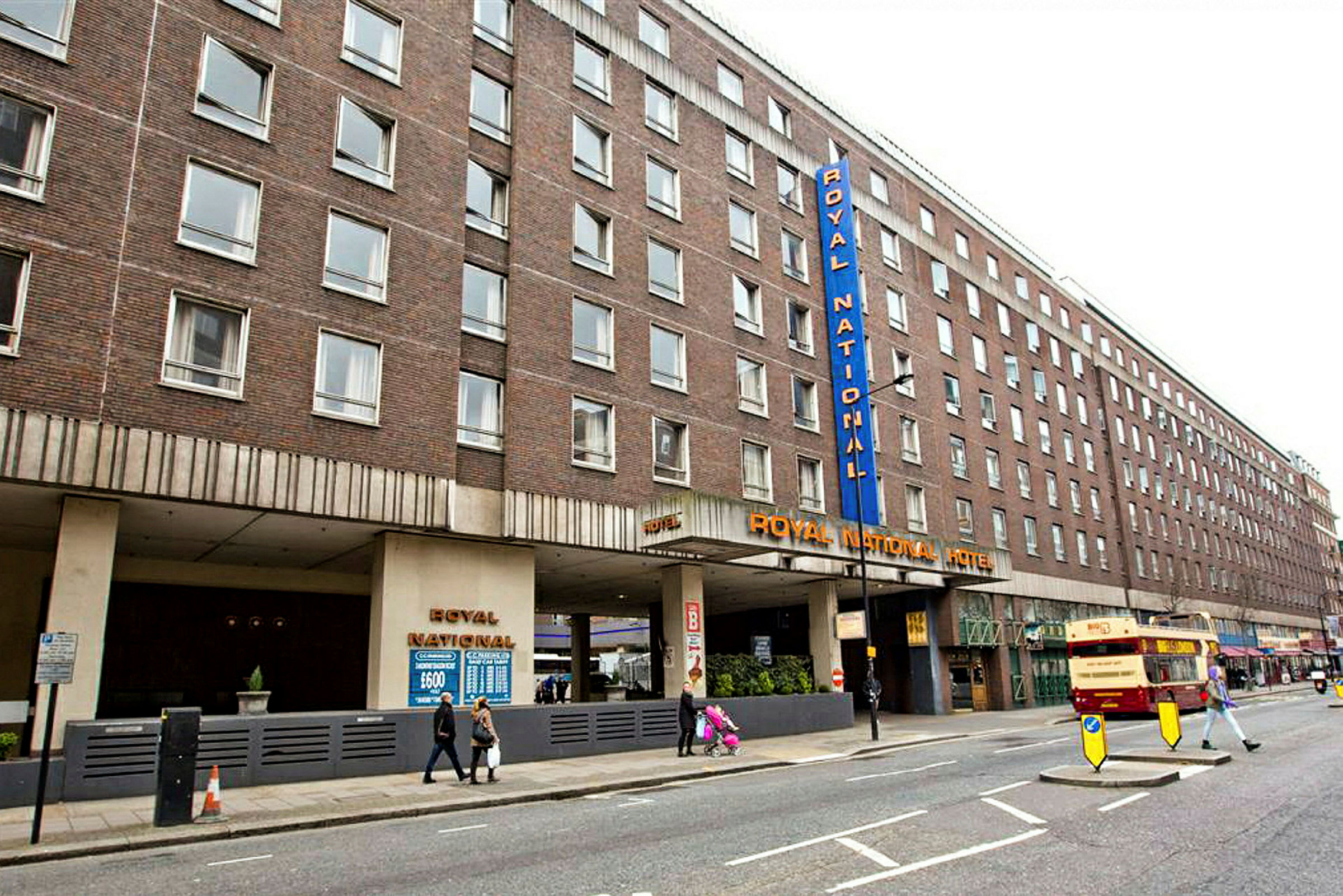 Et bilde av Royal National Hotel i London, bygningen er brun og har flere vinduer. (AI-generert tekst)
