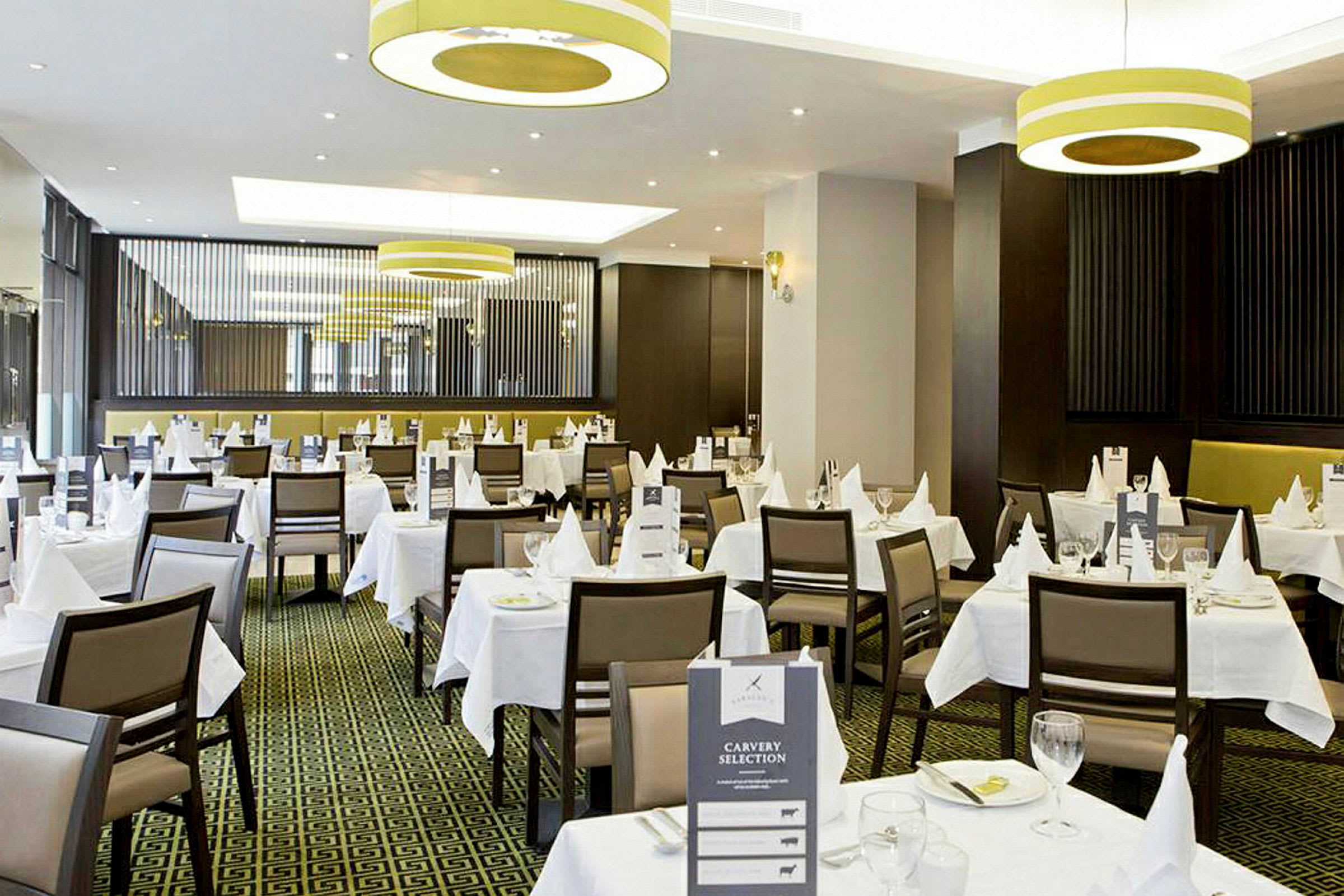 En elegant restaurant med hvite duker og borddekking. (AI-generert tekst)