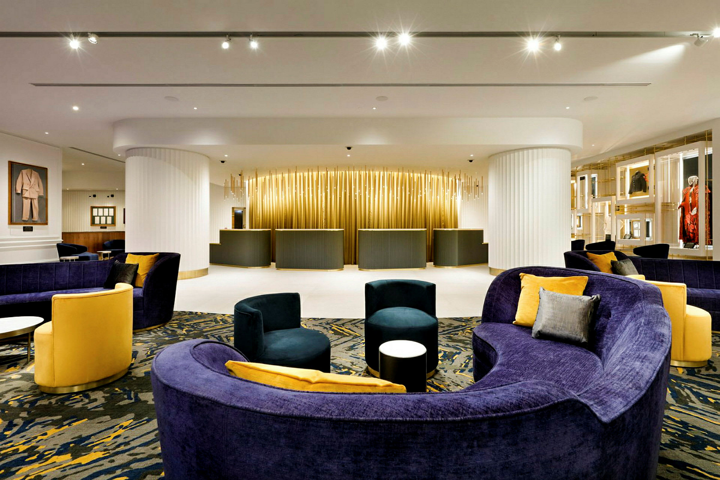 Hotellresepsjonen med moderne møbler og varm belysning. (AI-generert tekst)