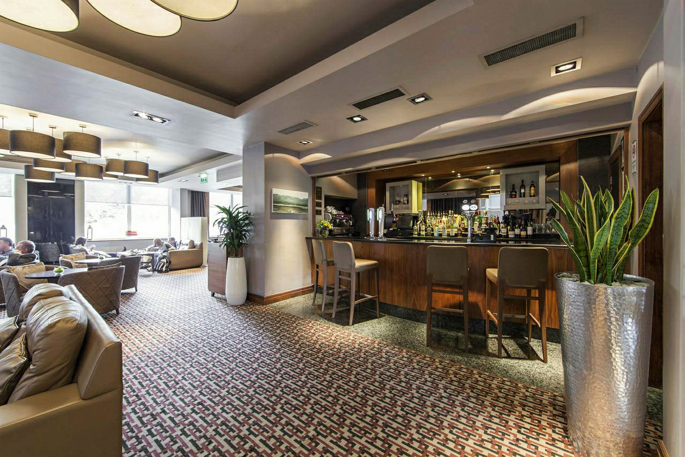 Lounge med bar og sitteplasser. (AI-generert tekst)