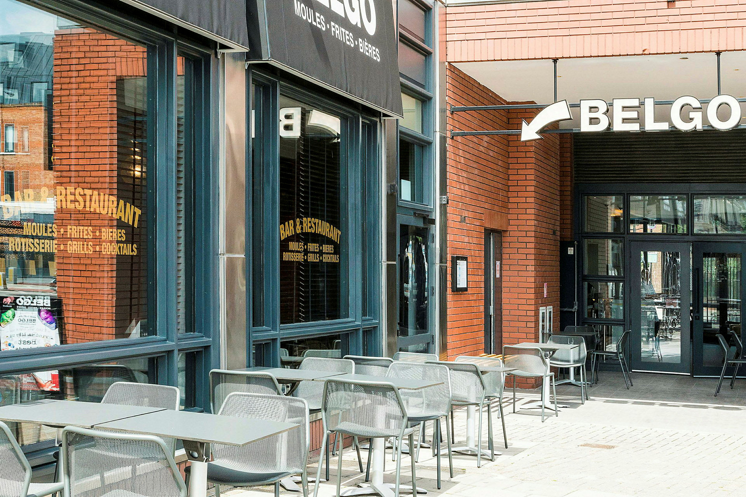 Uteservering ved en restaurant med et skilt som lyder 'Belgo'. (AI-generert tekst)