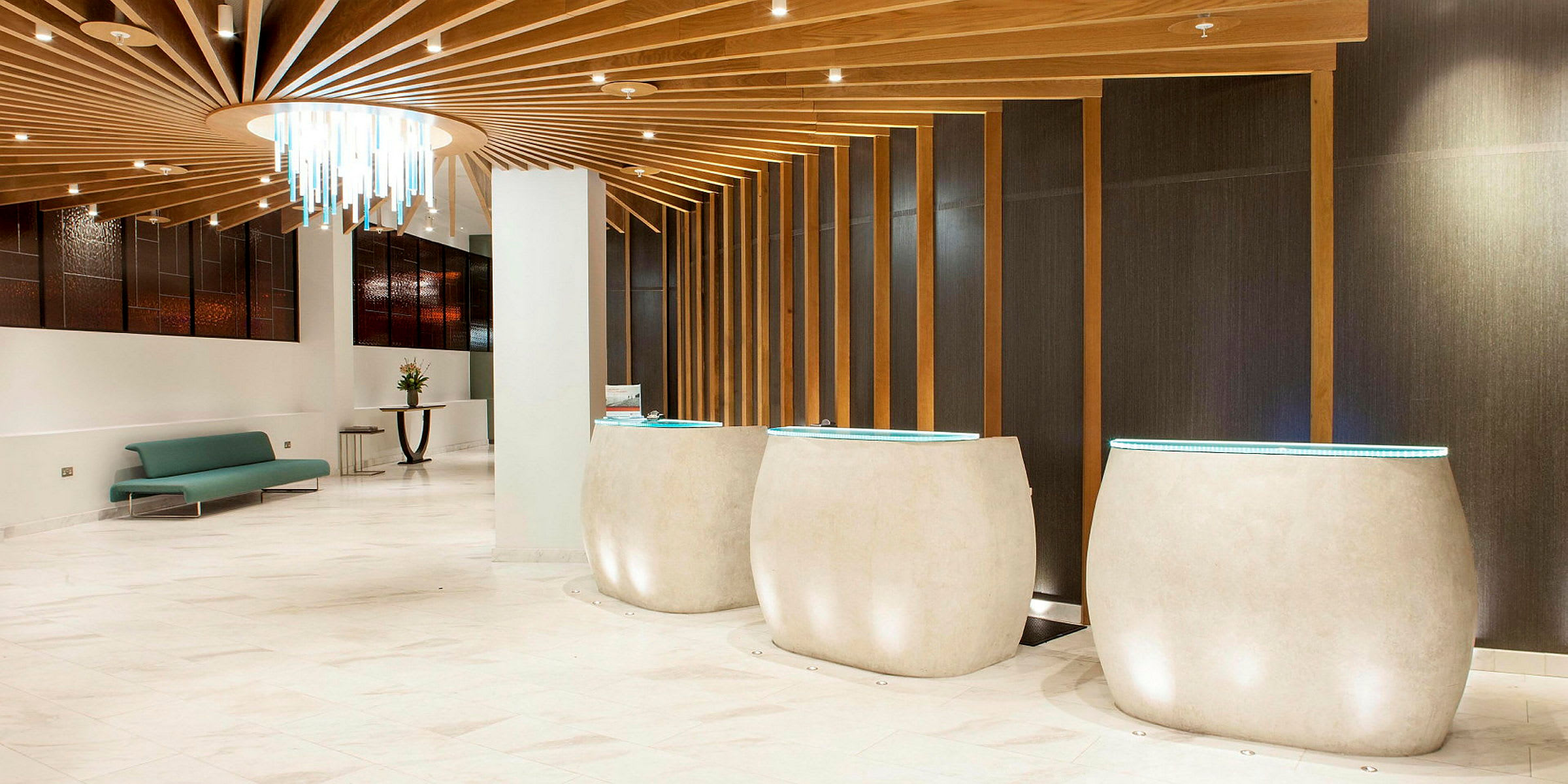 Moderne lobby med lyse gulv, designmøbler og dekorativ lysekrone. (AI-generert tekst)