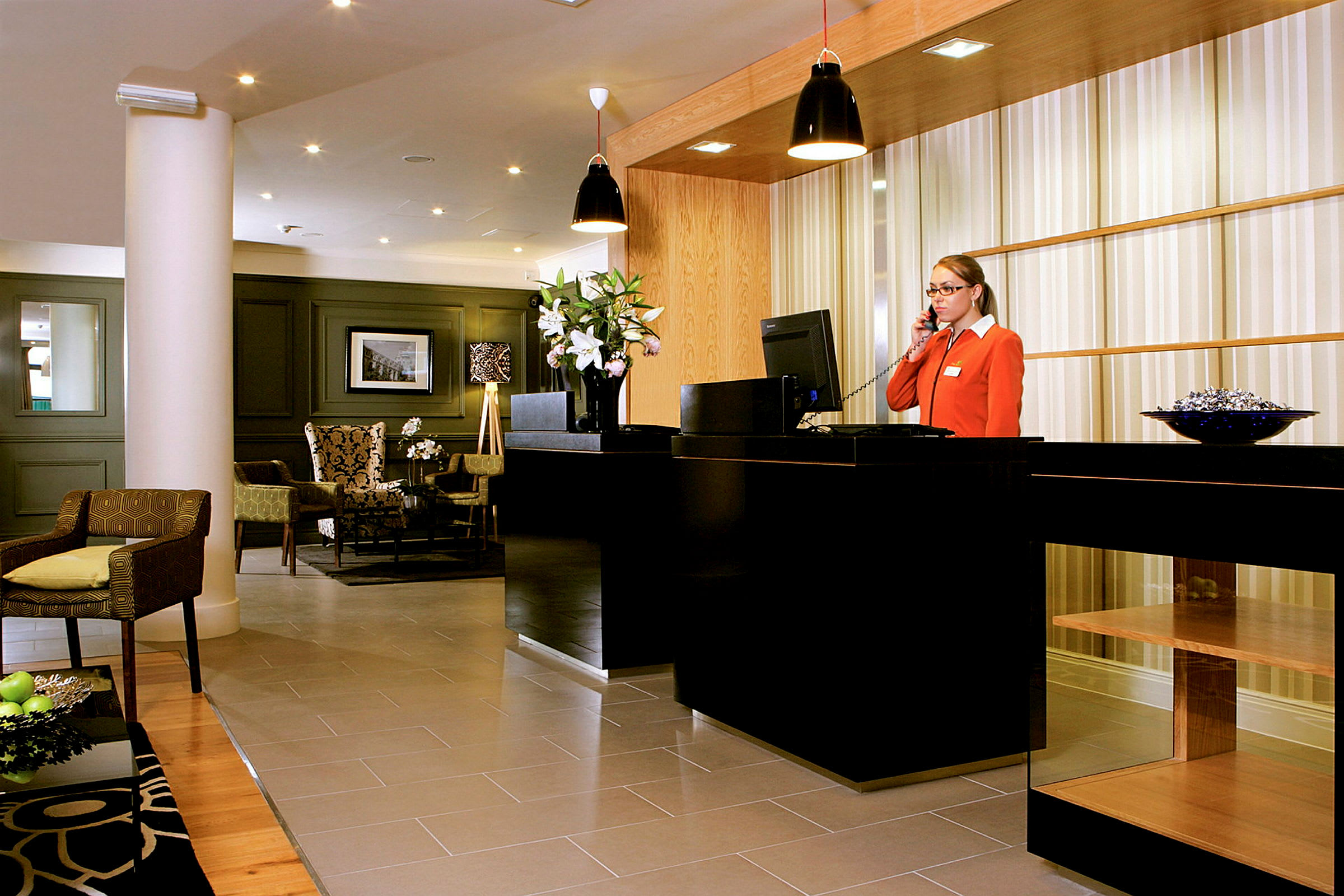 Resepsjonen på et hotell med moderne møbler og dekor. (AI-generert tekst)