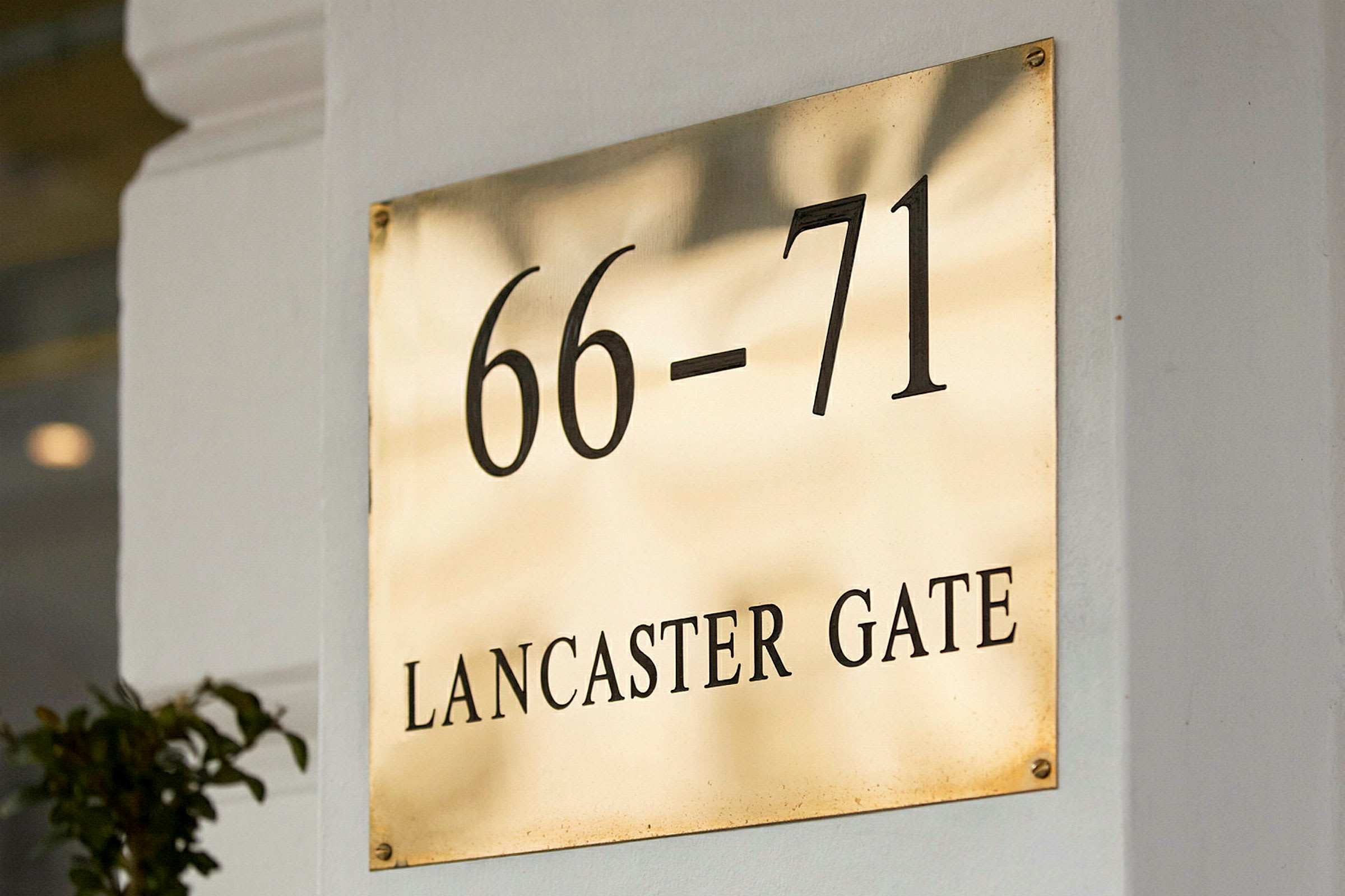 Skilt med teksten 66-71 Lancaster Gate. (AI-generert tekst)