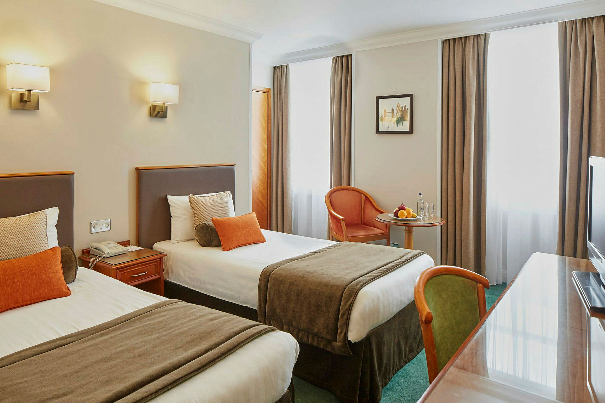 Hotellrom med to enkeltsenger og bord. (AI-generert tekst)