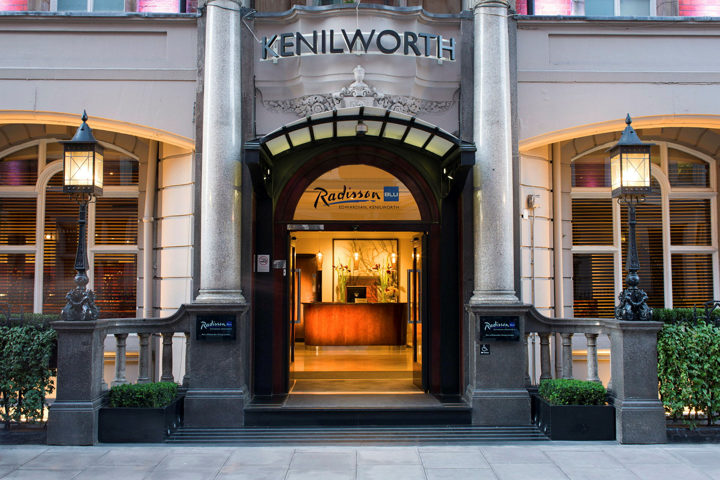 Inngang til Radisson Blu Edwardian Kenilworth Hotel. (AI-generert tekst)