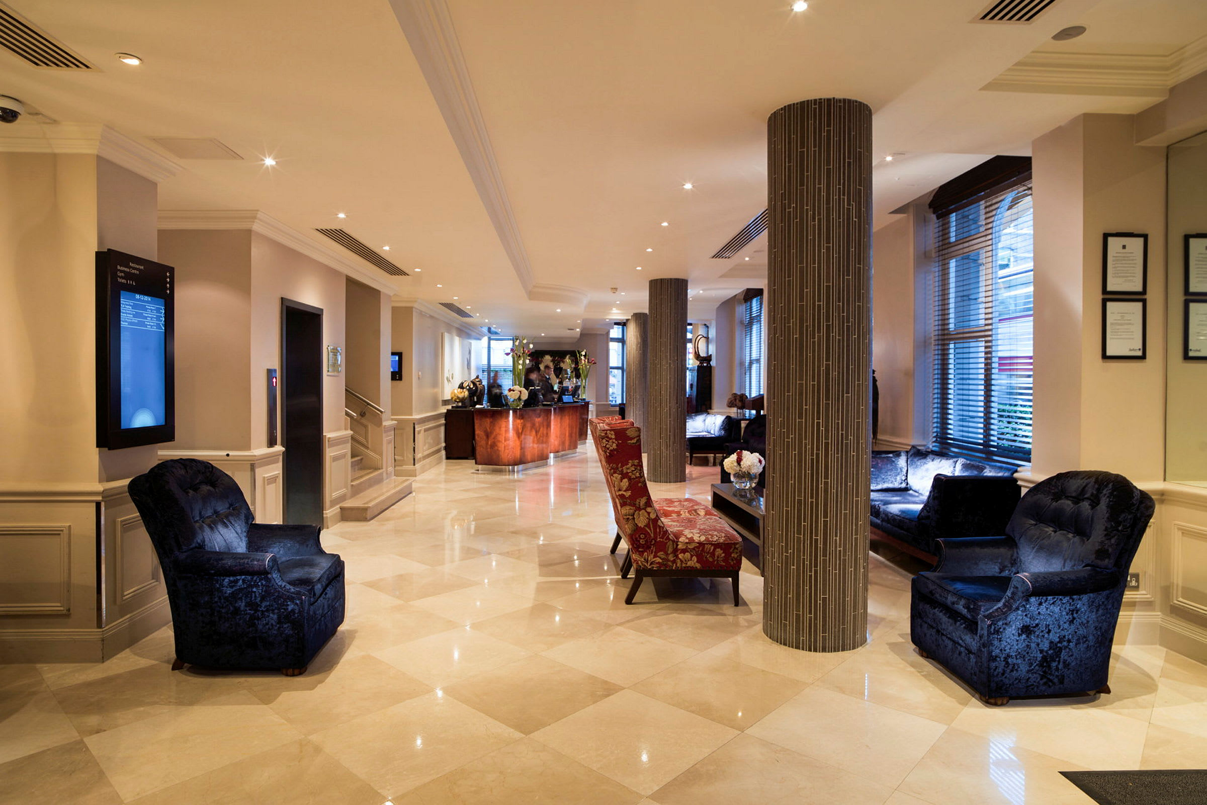 Hotellobby med sittegrupper og resepsjon. (AI-generert tekst)