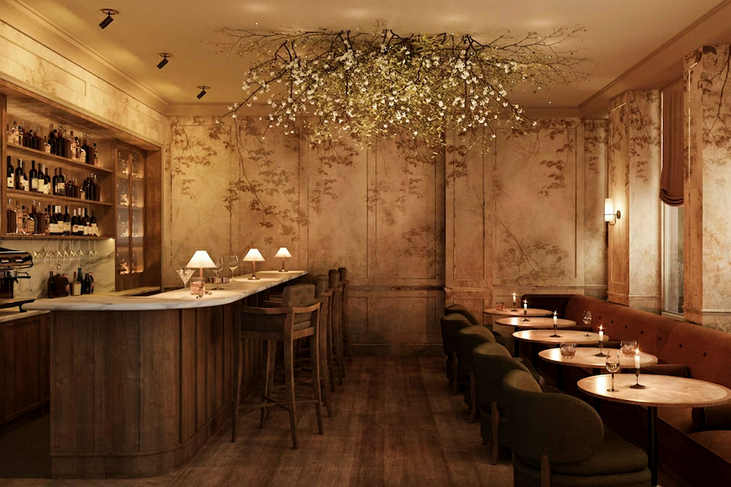 En elegant bar med varme farger, dekorert med trematerialer og en blomstrende takkrone. (AI-generert tekst)